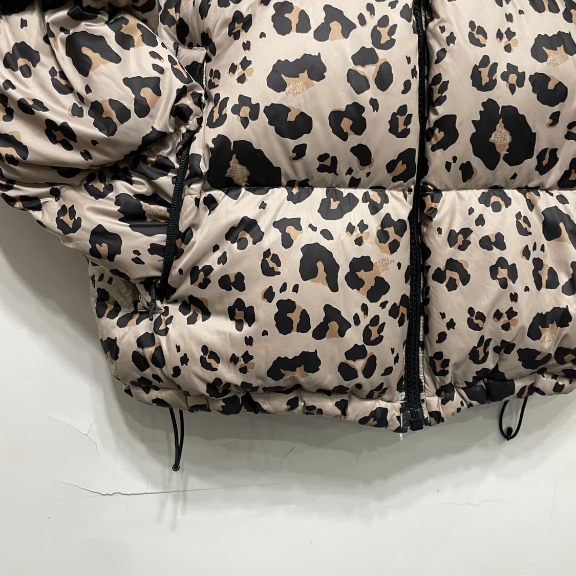 노스페이스 700 눕시 레오파드 패딩 상품이미지4
