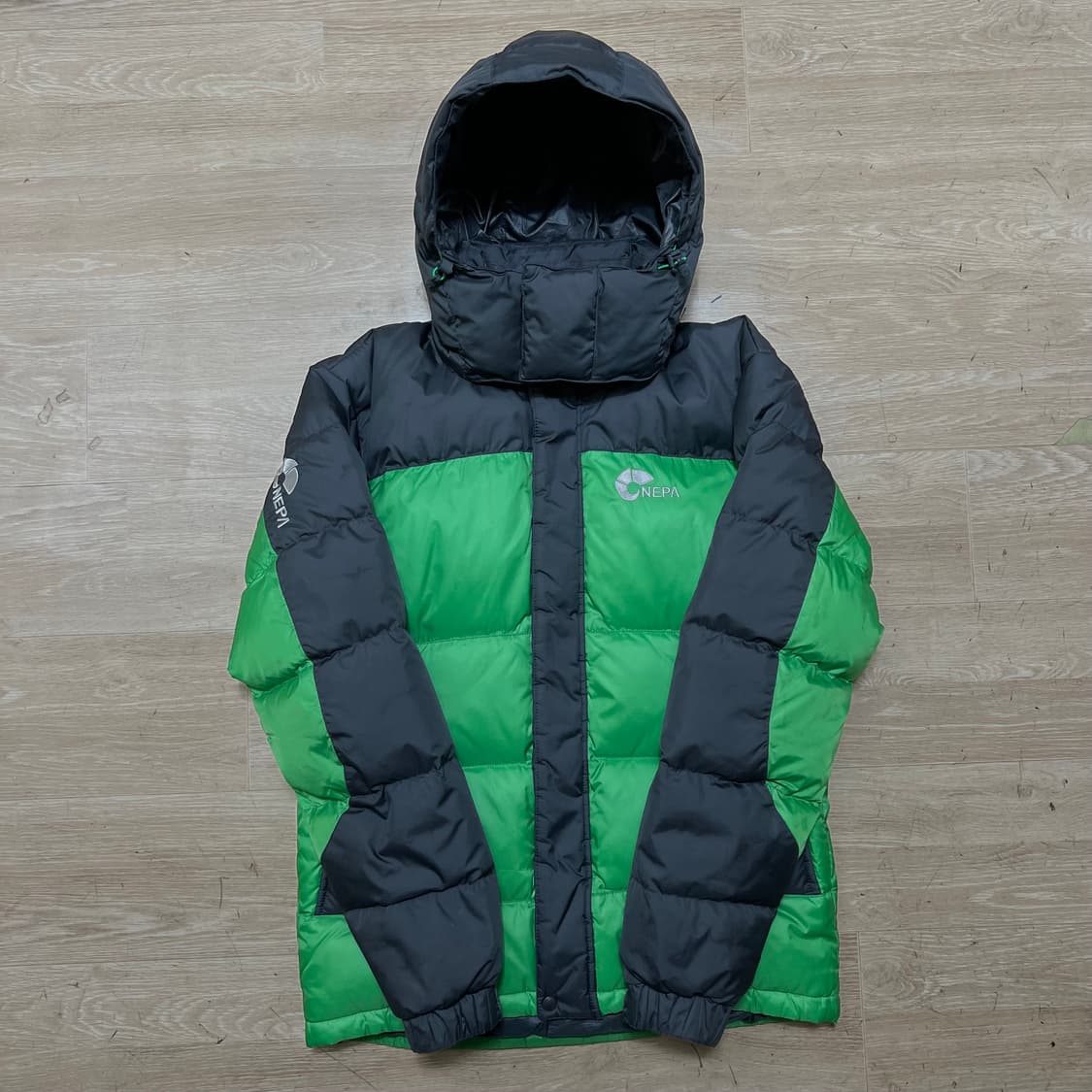 네파 이웃도어 덕다운 투톤 배색 후드 패딩 점퍼 [그린/블랙] S/90 상품이미지1