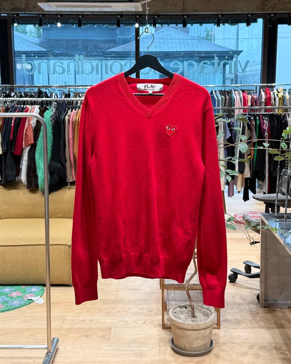꼼데가르송 플레이 레드 하트패치 브이넥 니트  상품이미지1