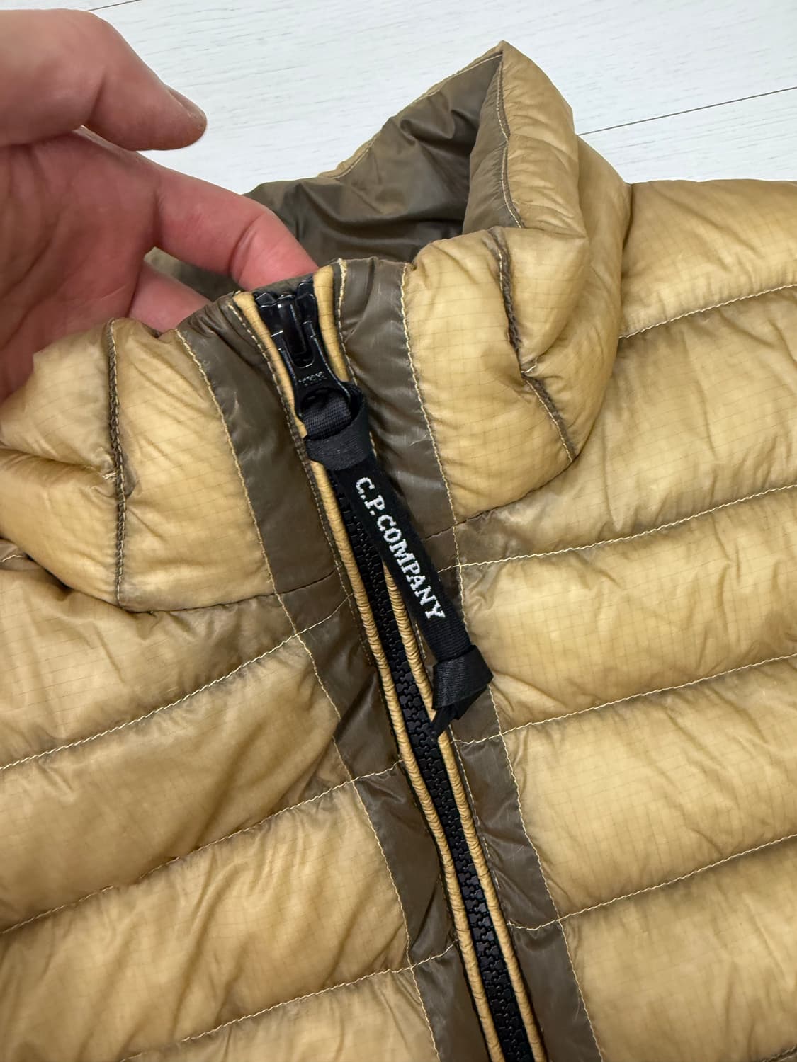 CP컴퍼니 DD 쉘 패딩 조끼 과 슈프림 티서츠 상품이미지3