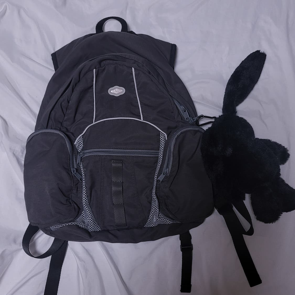 스마트어반유즈풀 코이세이오 suu 로고 백팩 차콜 가방 지초이 샬롬클럽 상품이미지1