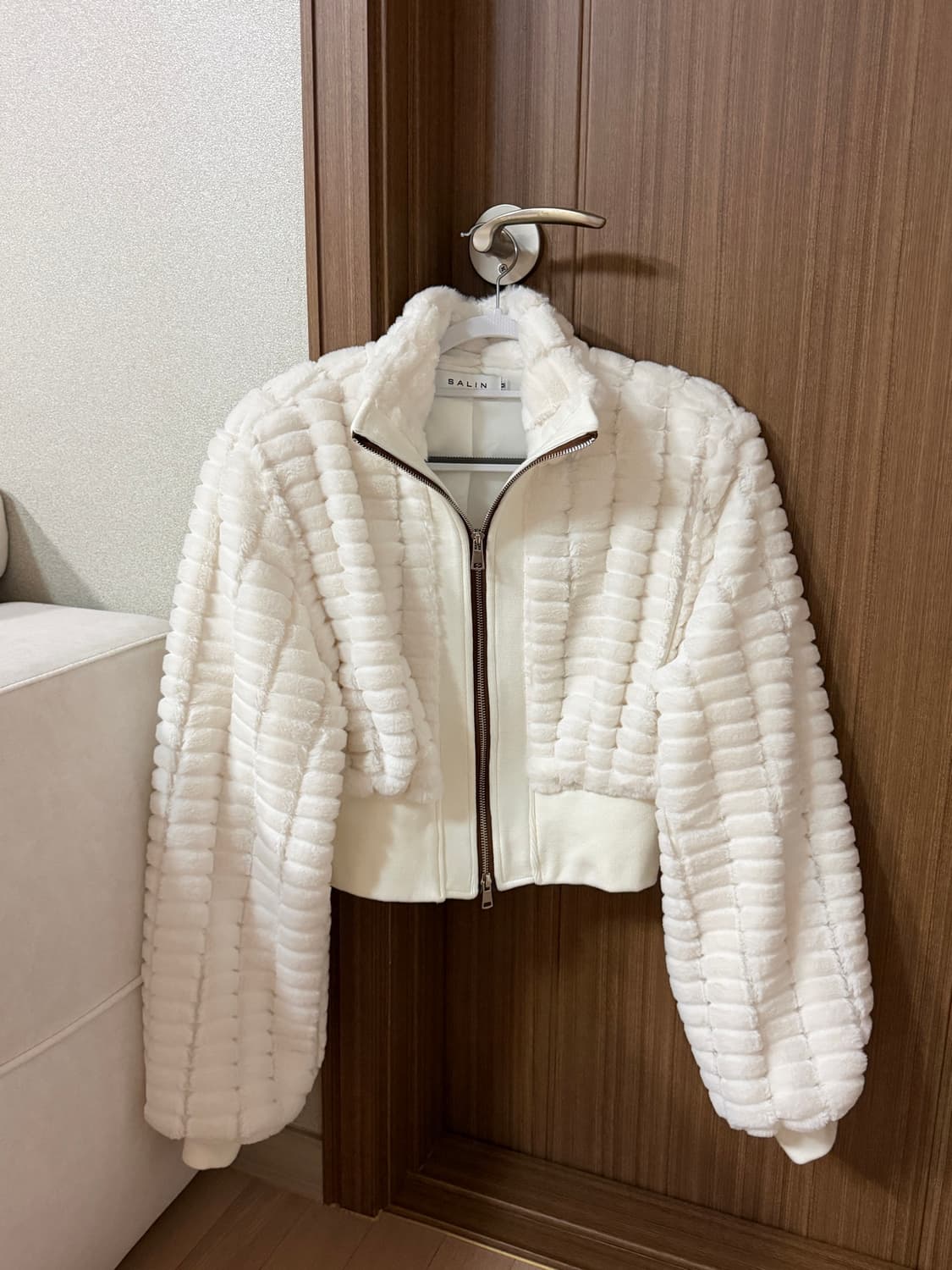 아이보리 크롭 덤블 집업 상품이미지1