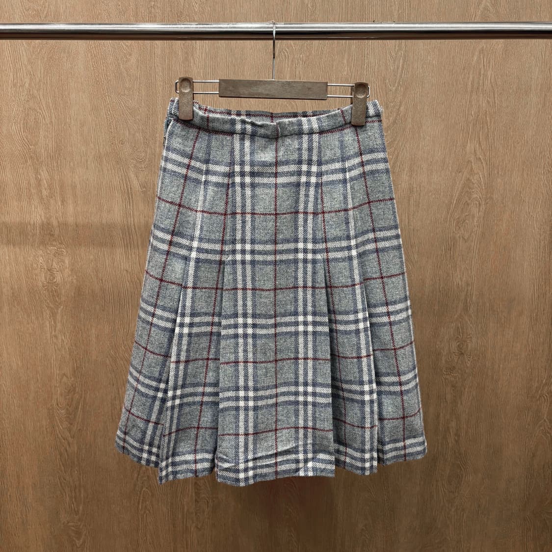 버버리 울 미디 스커트 노바 체크 패턴 박스 플리츠 디테일 A라인 그레이 상품이미지3