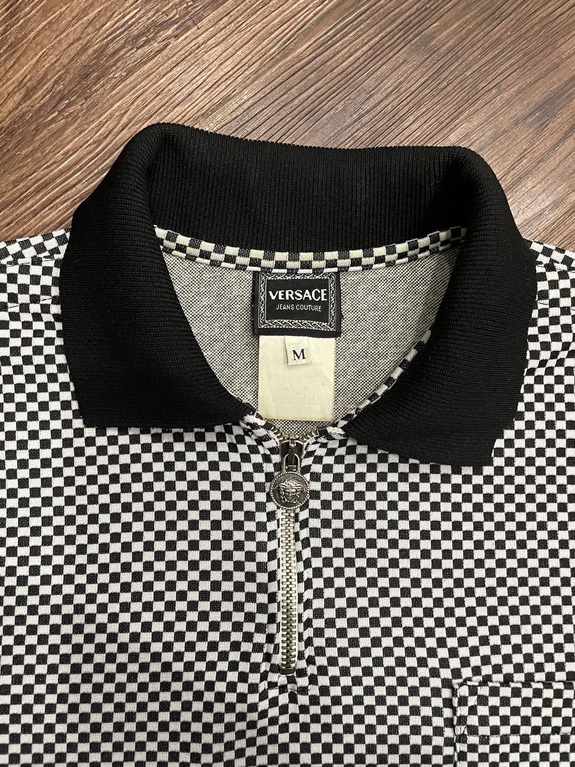 베르사체 진스 꾸뛰르 하프집 체커보드 폴로 셔츠 상품이미지1