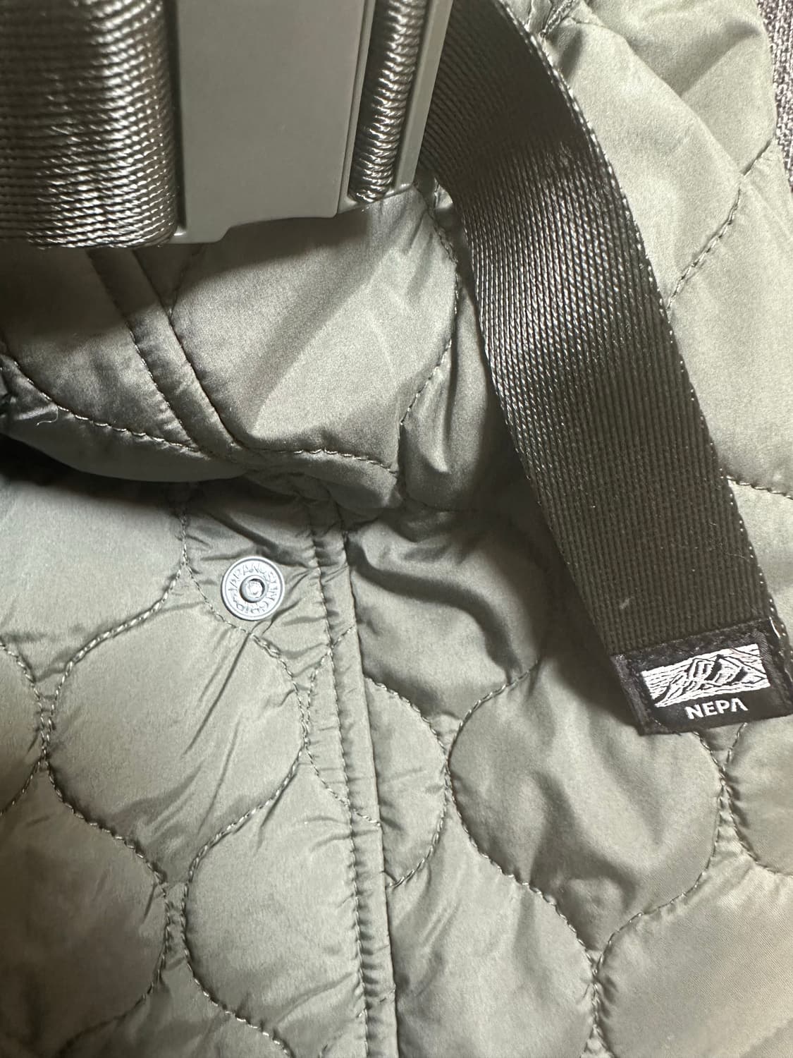 네파카키색 퀼팅 패딩랩 스커트 상품이미지7