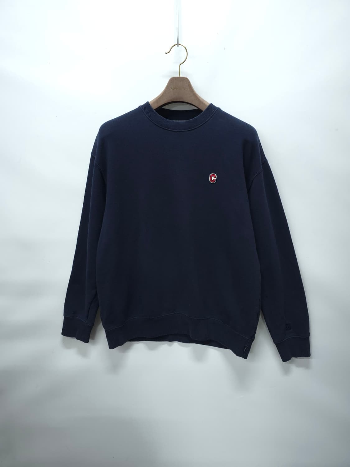 [커버낫] 남성 C 로고패치 포인트 네이비 맨투맨 상품이미지1