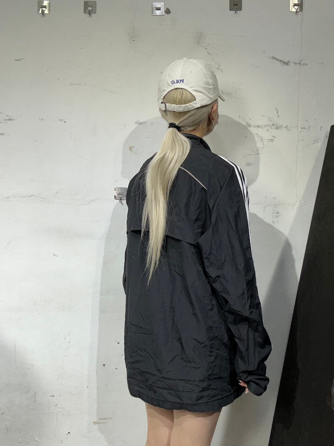 아디다스 블랙 올드스쿨 오버핏 화이트 삼선 바람막이 트랙 자켓 110 상품이미지3