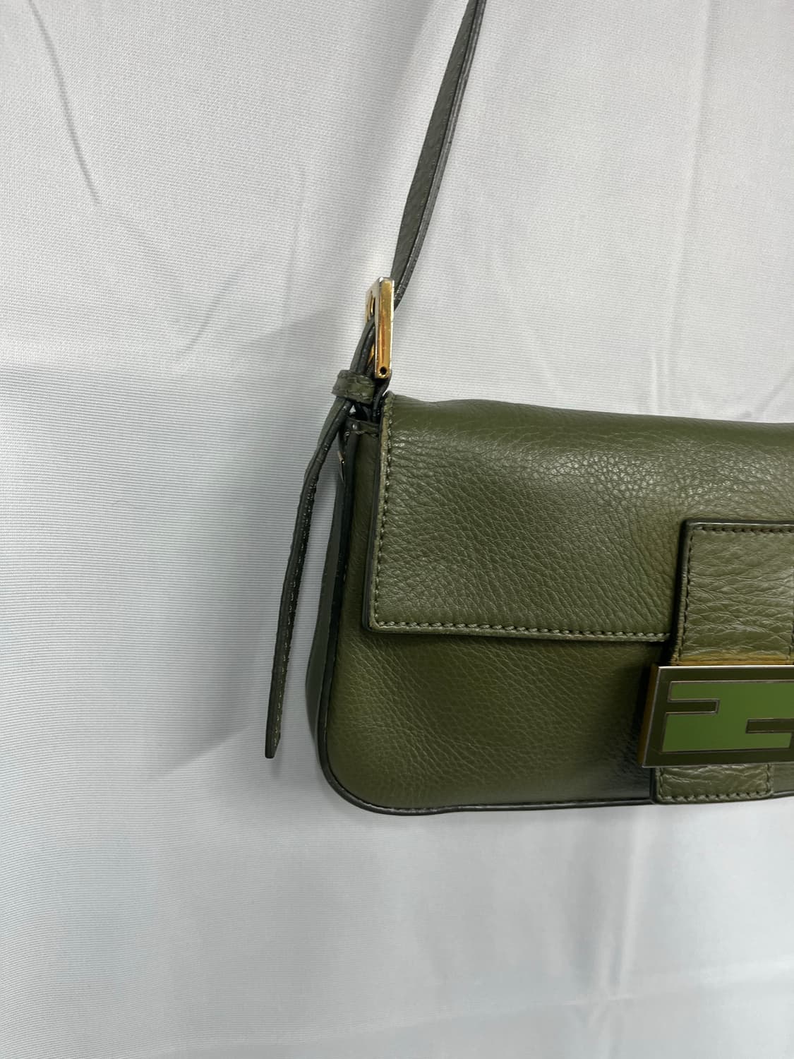 FENDI 펜디 바게트 레더 크로스백 카키 상품이미지4