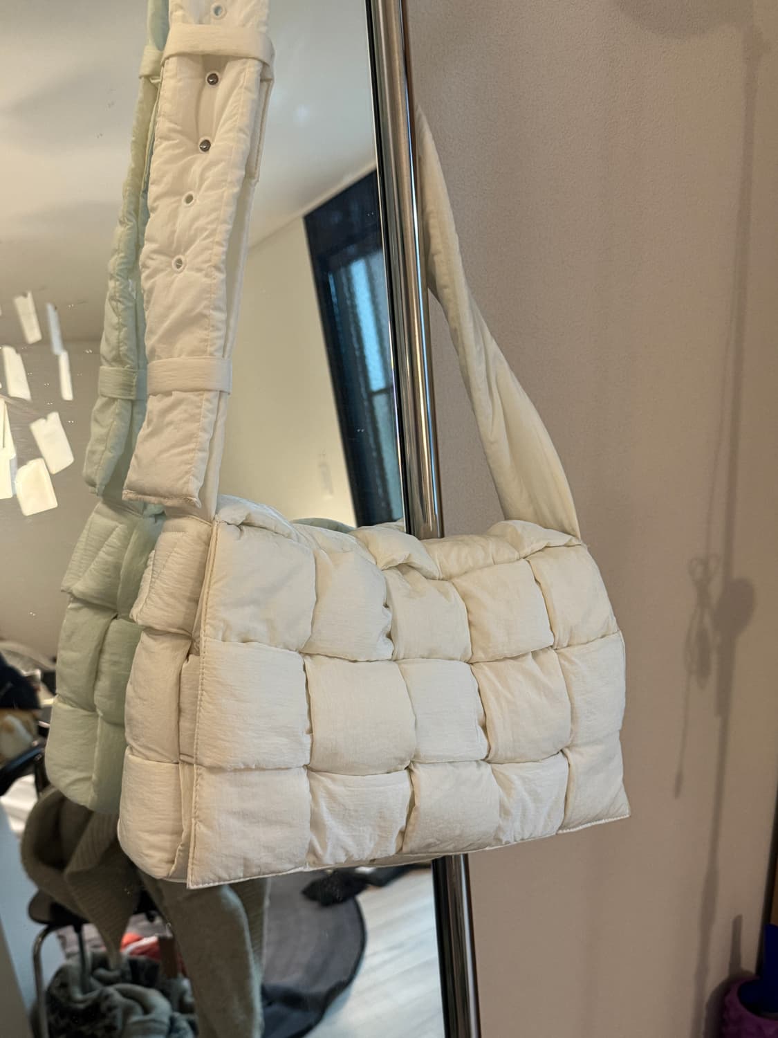 보테가베네타 라지 패디드 테크 카세트 백 화이트 크로스백 상품이미지1