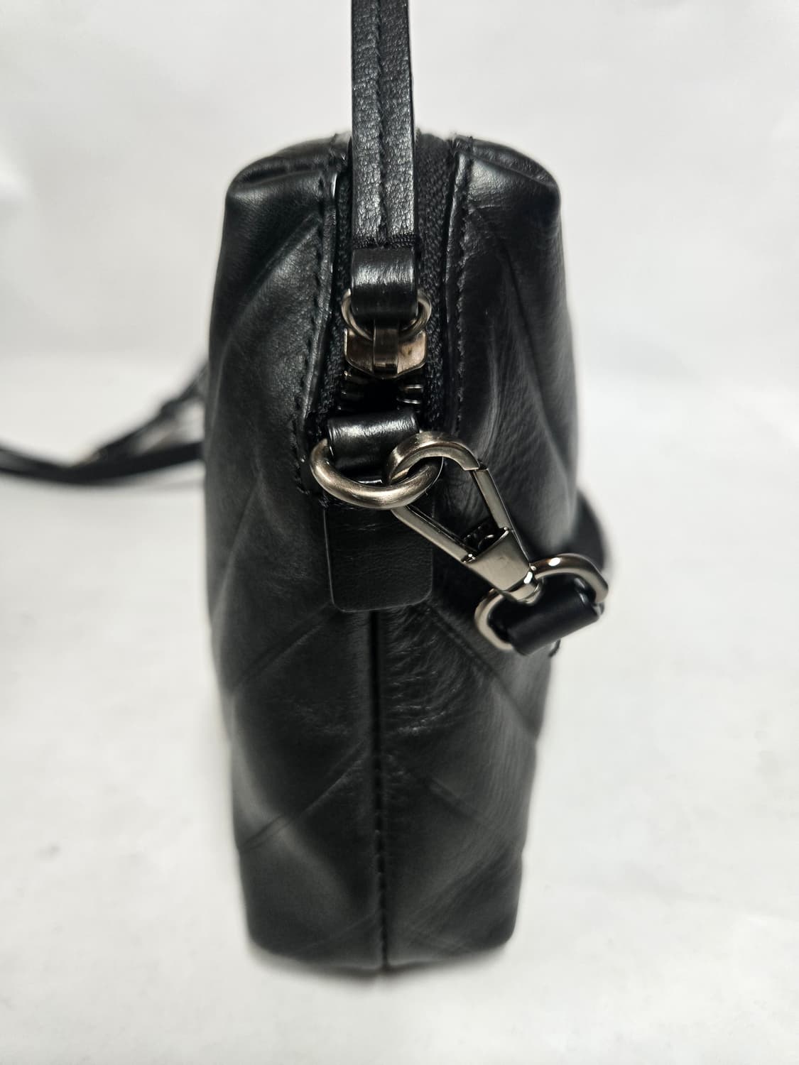 루즈 앤 라운지 블랙 레더 퀼팅 크로스백 상품이미지4