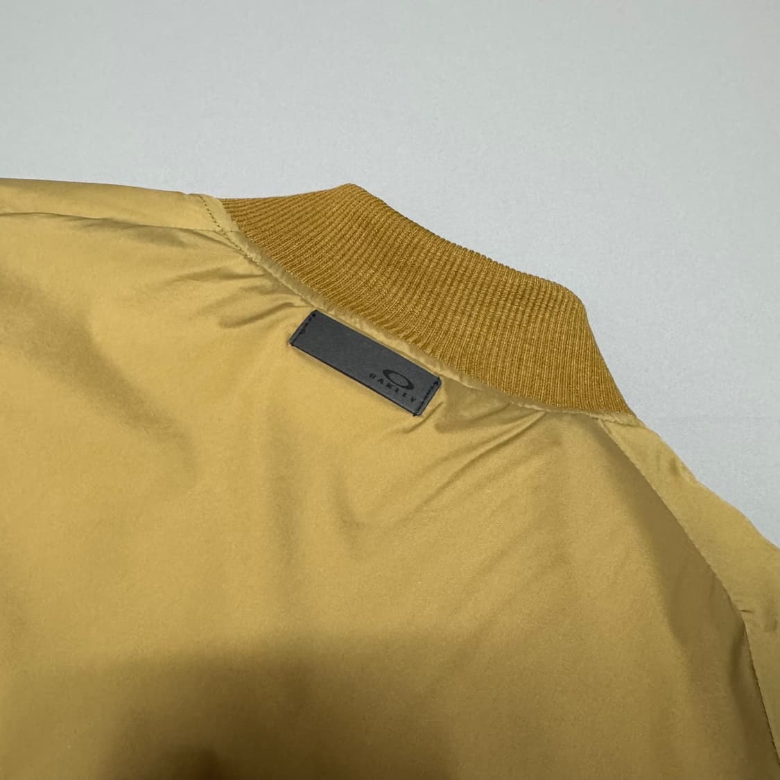 오클리(OAKLEY) 베이지컬러 서클로고 나일론 인슐레이션 블루종 자켓 상품이미지7