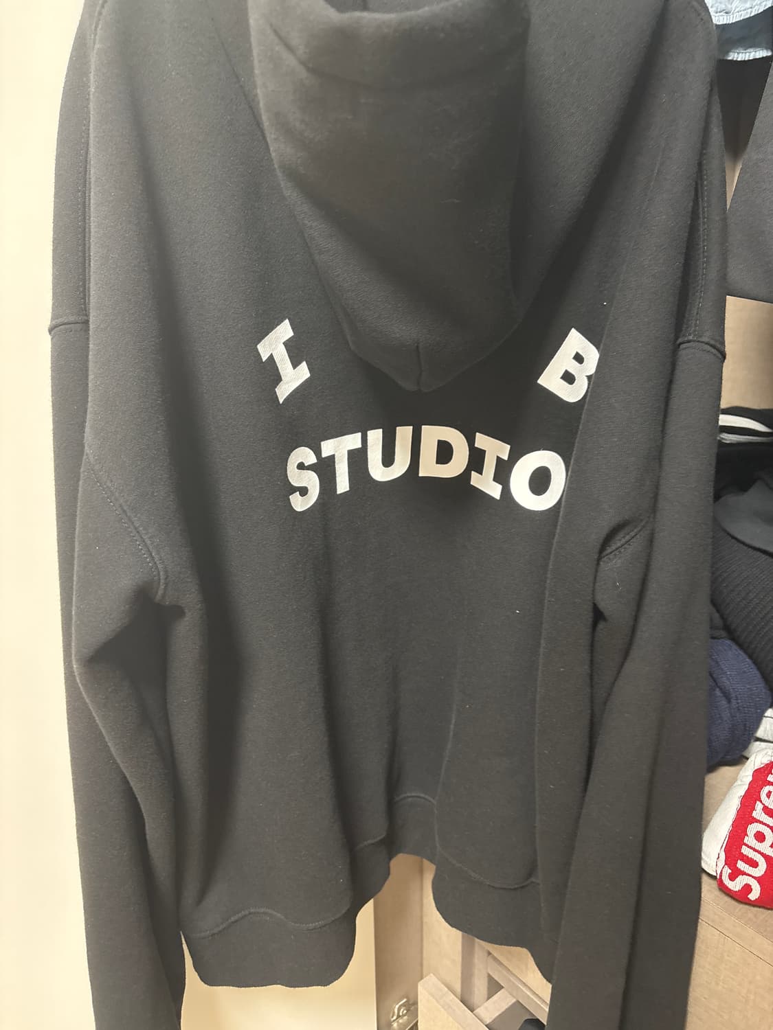 IAB Studio 후드티 블랙 판매합니다. 상품이미지4
