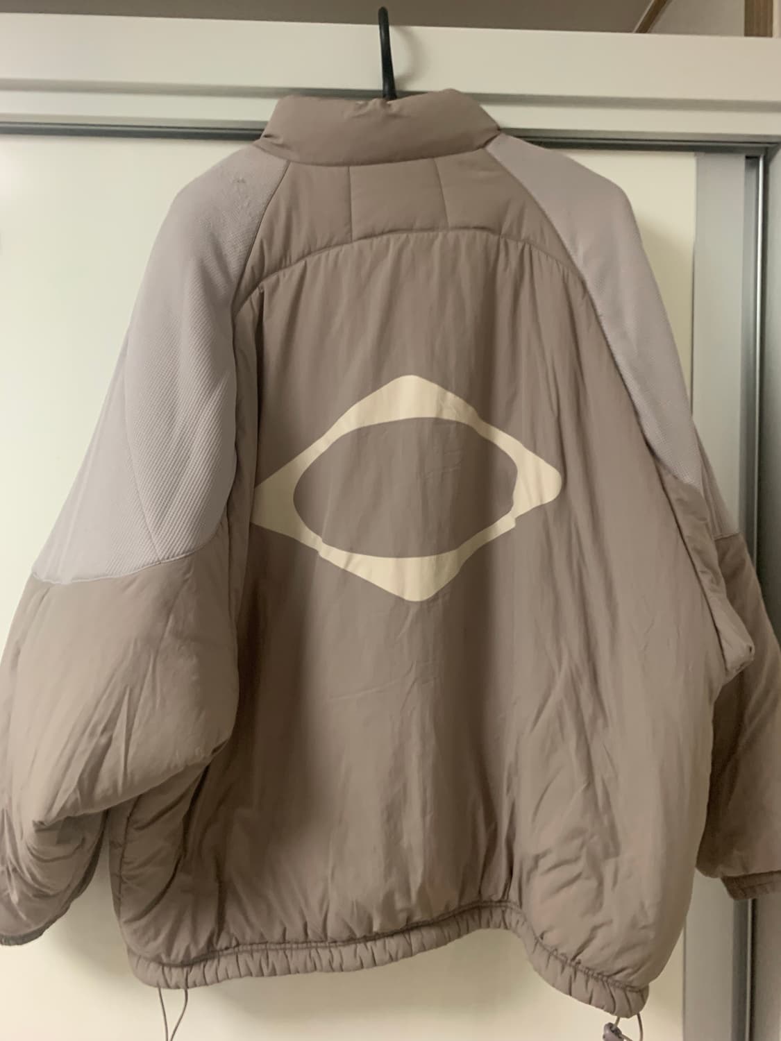 미스치프 롬버스 팀 다운 재킷 베이지 상품이미지1