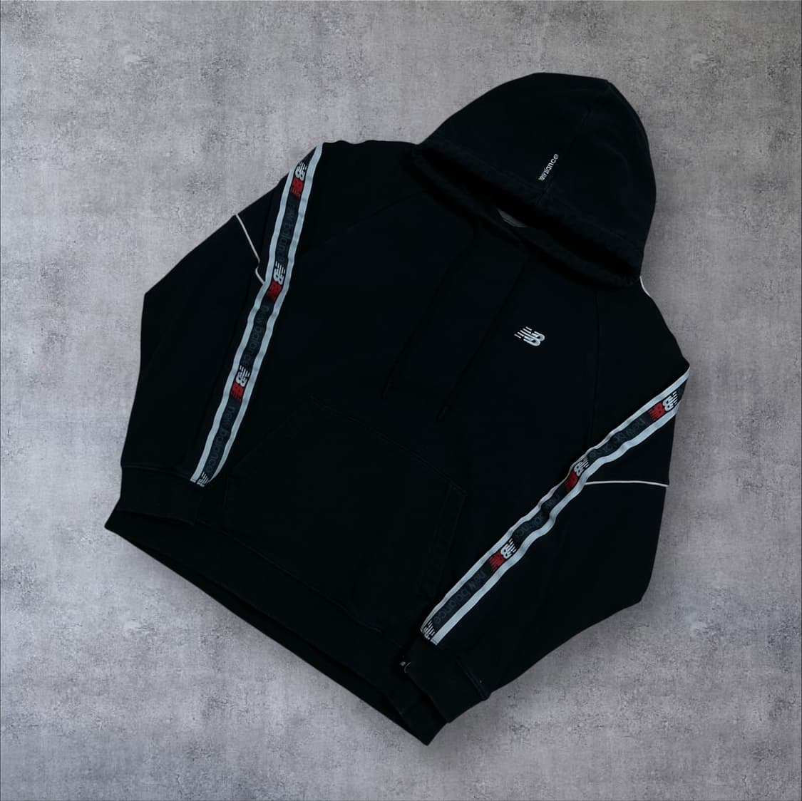 뉴발란스 스몰 로고 사이드 라인 블랙 후드티 상품이미지1