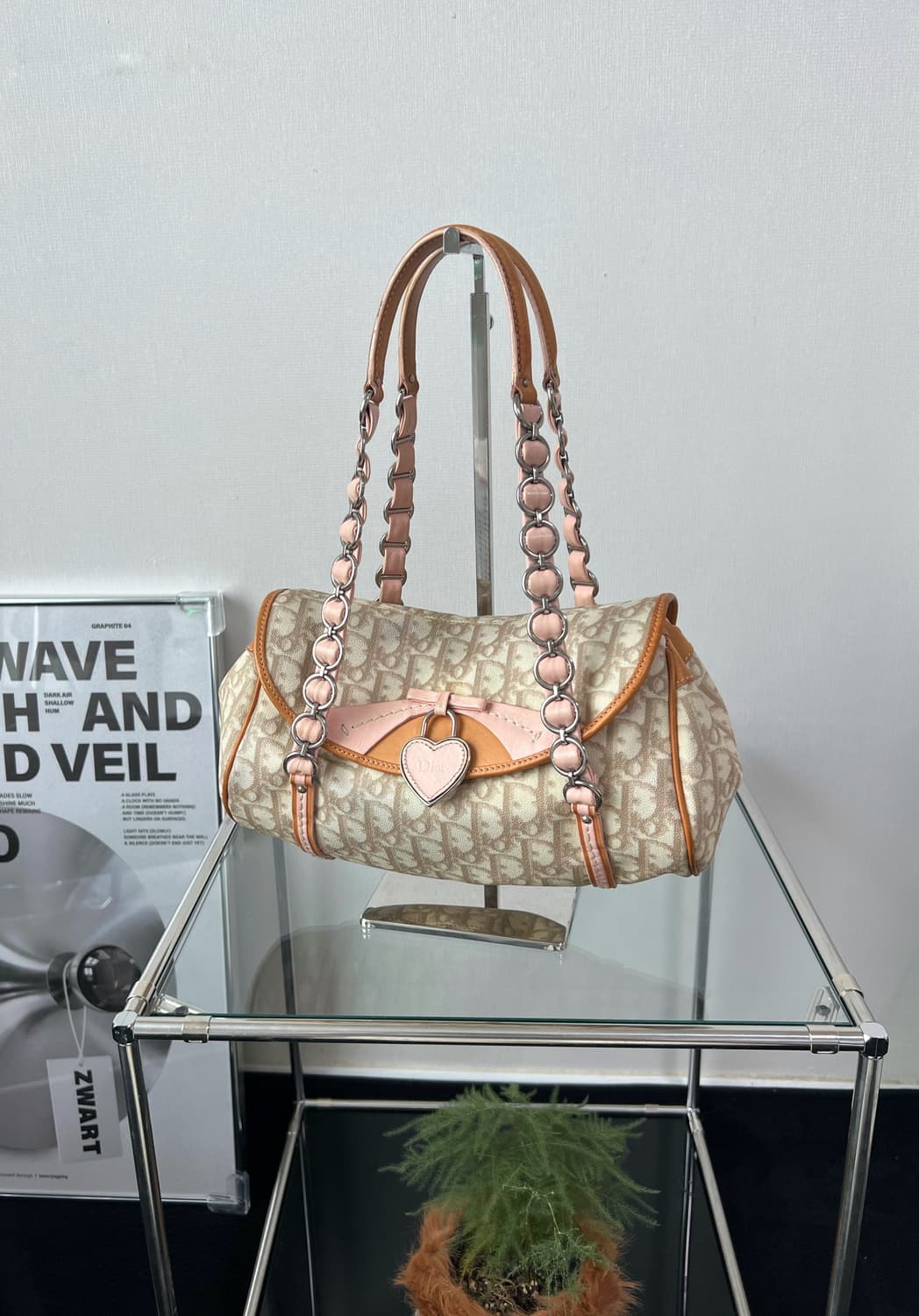 디올 로맨틱 트로터 하트 참 숄더백 베이비 핑크 상품이미지1