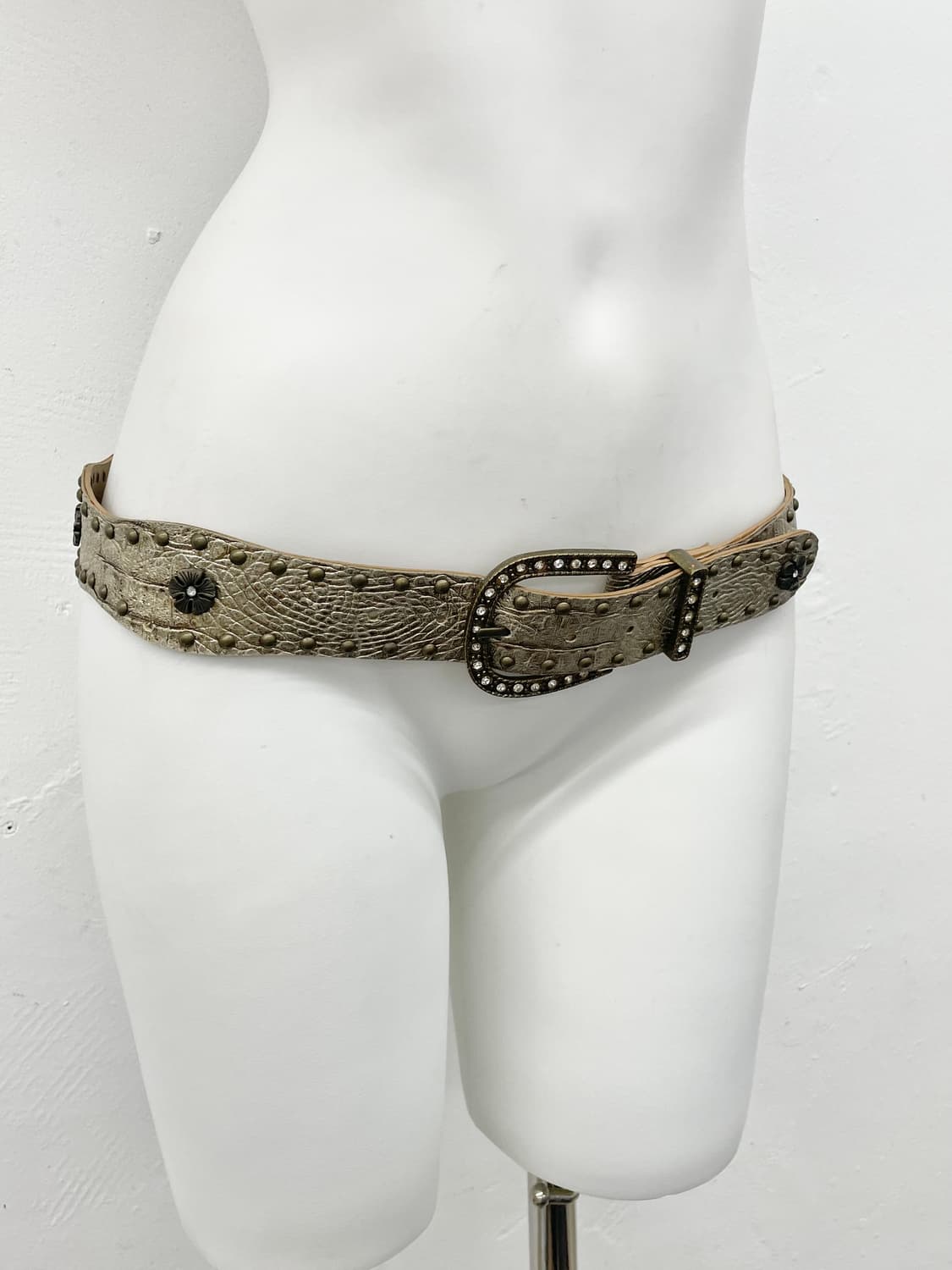 메탈릭 스터드 디테일 큐빅 버클 벨트 상품이미지3