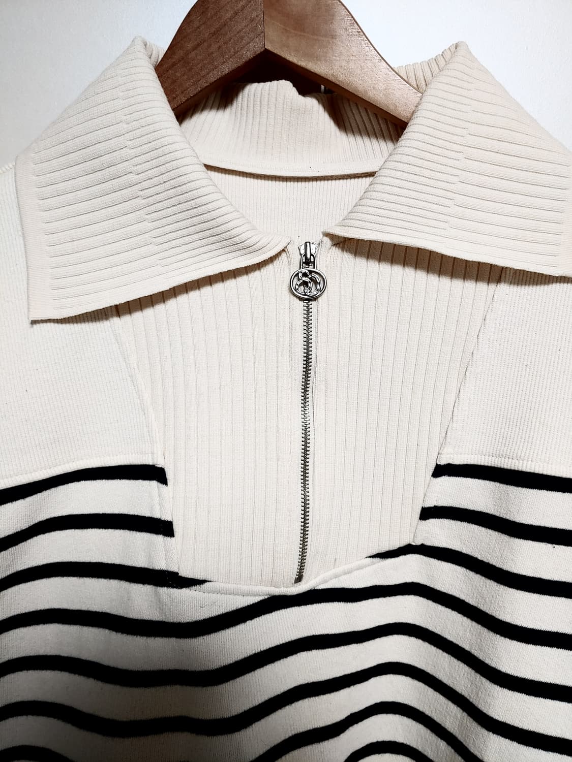 SJSJ 315000원 니트카라 스트라이프티 23년도 상품이미지8