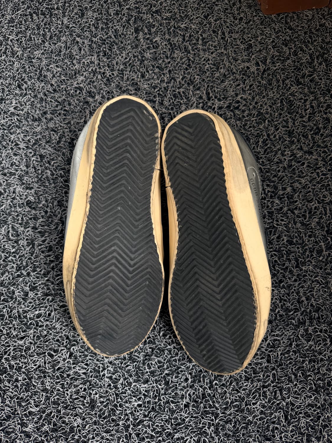 골든구스 슈퍼스타 실버 & 블랙 스웨이드 스니커즈 상품이미지5