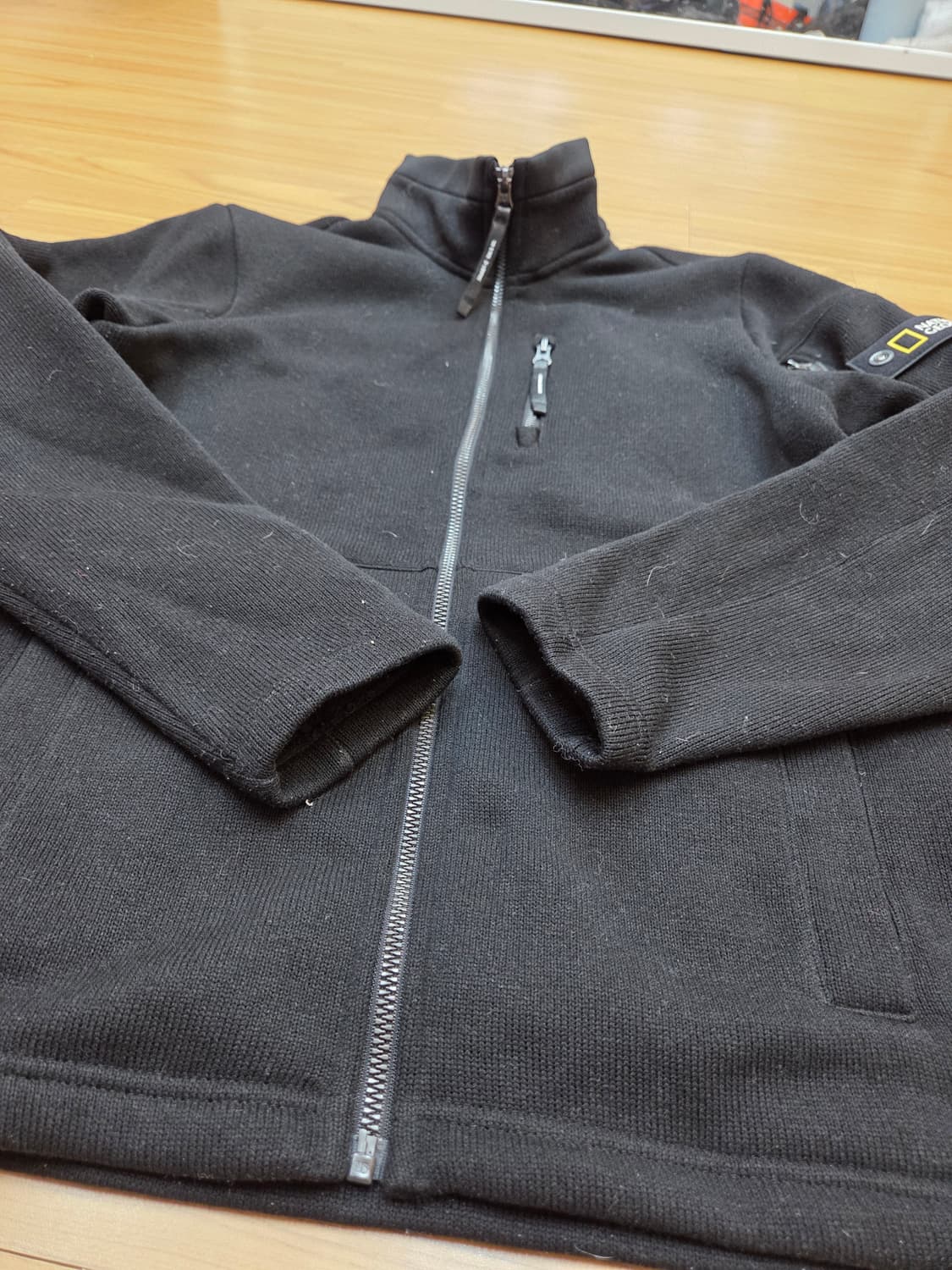 내셔널지오그래픽 남성 니트 풀집업 자켓입니다. 검정색상으로, 무난하게 코 상품이미지2