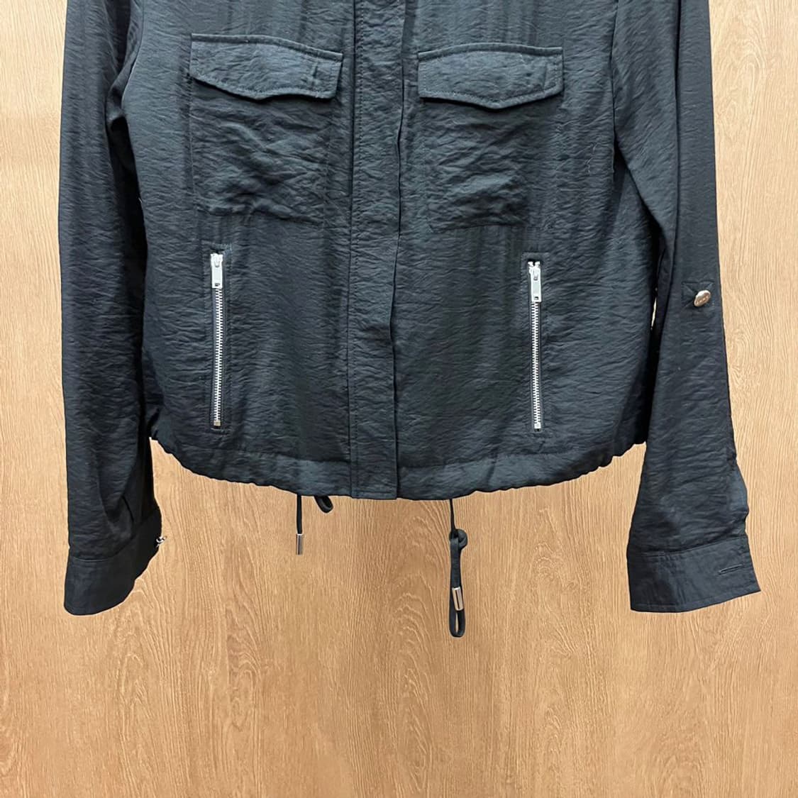 도나카란 뉴욕 크롭 자켓 더블 플랩 포켓 스트링 밑단 디테일 블랙 상품이미지5