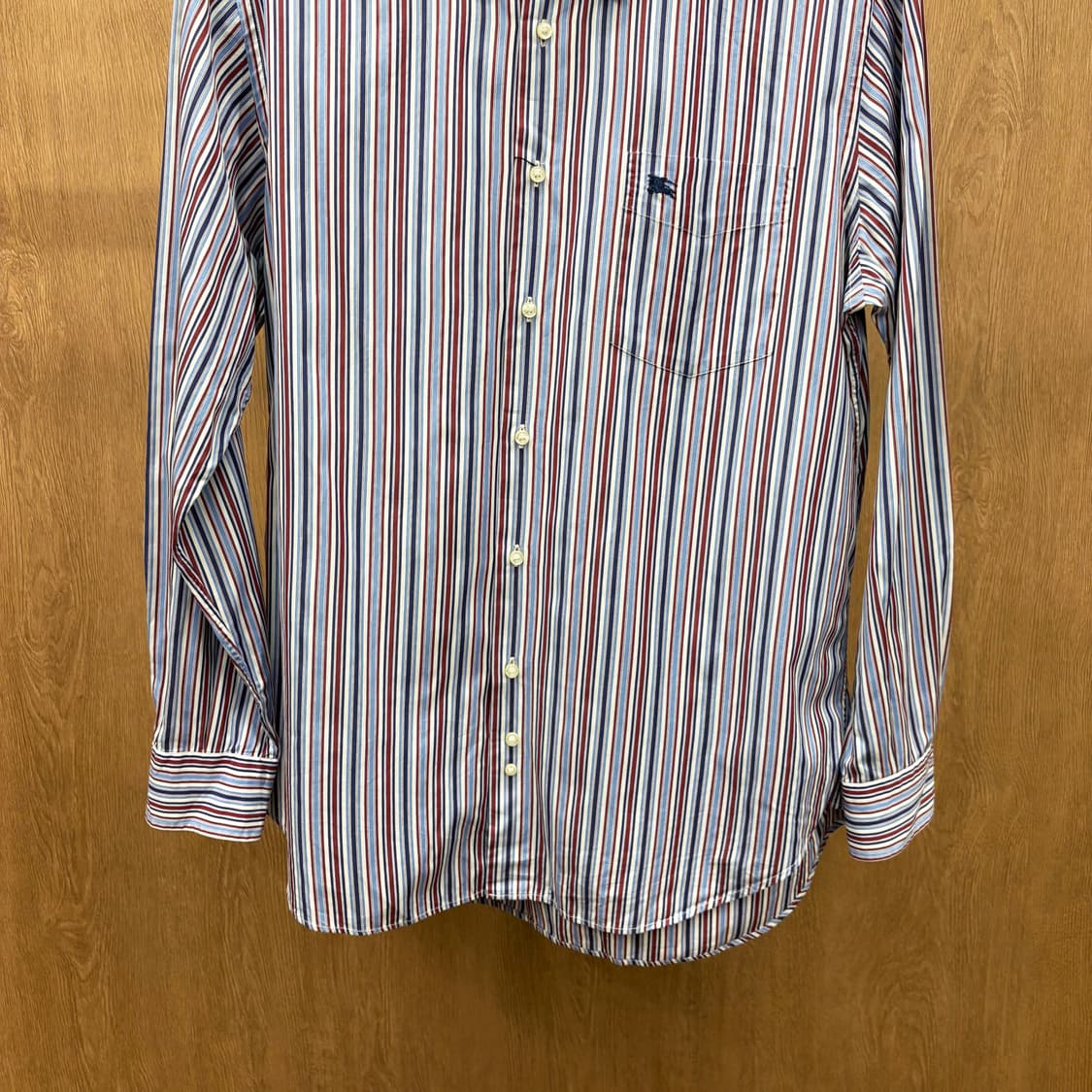 버버리 런던 코튼 긴팔 셔츠 스트라이프 패턴 자수 디테일 블루 버건디 상품이미지5