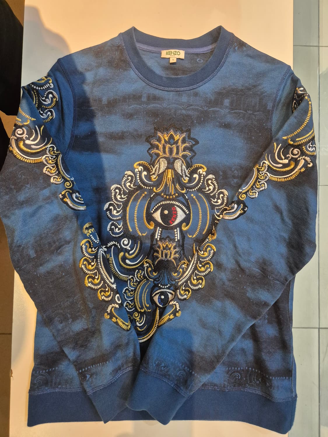 겐조 맨투맨 s 판매합니다 
단시간 착용하고 보관만 해서 판매합니다 
1 상품이미지1