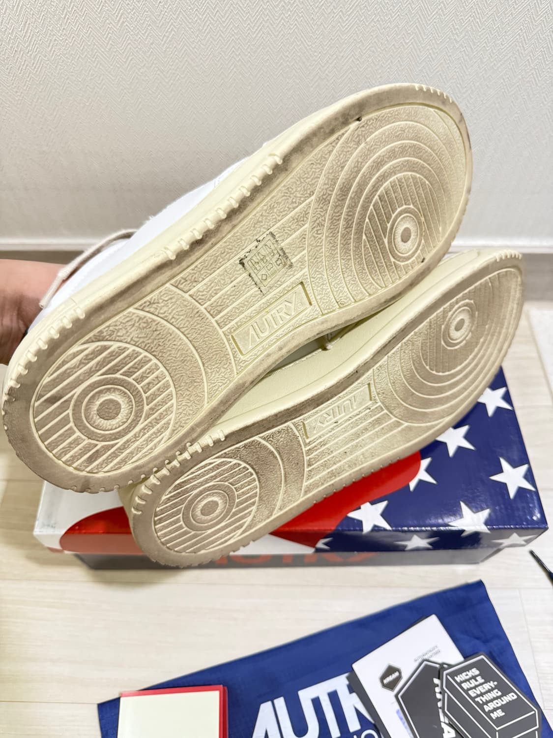 오트리 메달리스트 로우 레더 스니커즈 화이트 블랙 상품이미지5