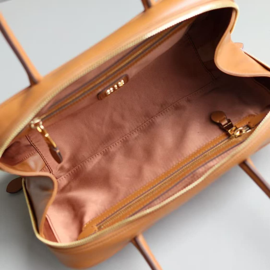 미우 미우 가죽 탑 핸들백 코냑 상품이미지8