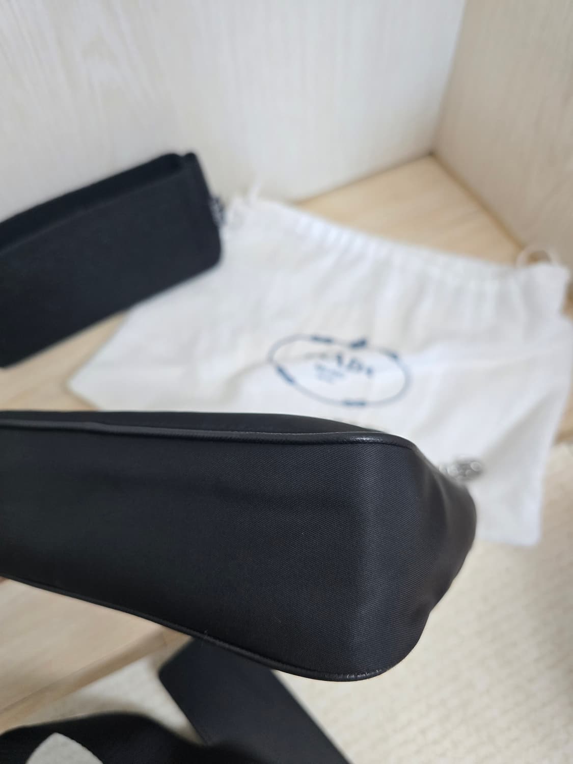 프라다 리에디션 2005 테수토 크로스백 상품이미지4