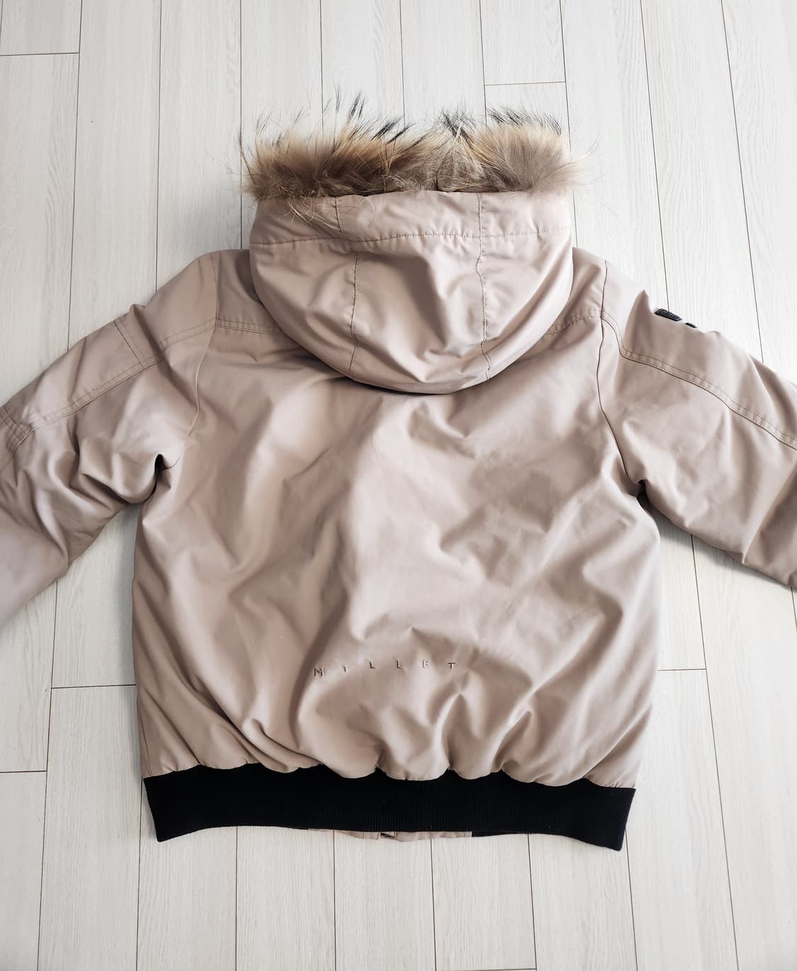 밀레 베이지 여성 덕다운 숏패딩 사이즈 95(M)

사진색감이 이상한데  상품이미지9