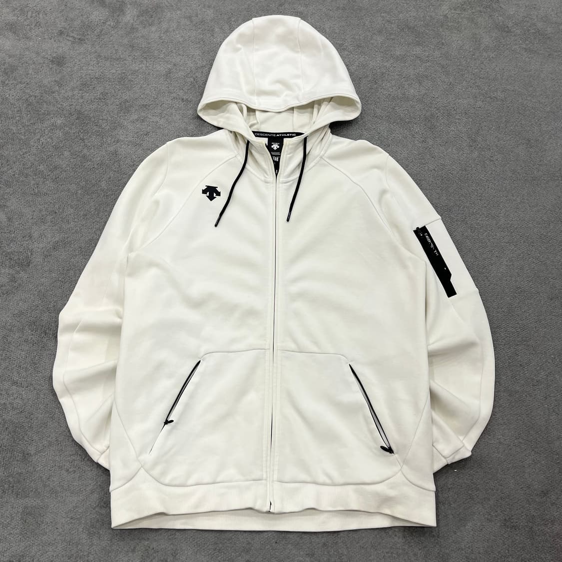 100 데상트 남자 후드집업 상품이미지1