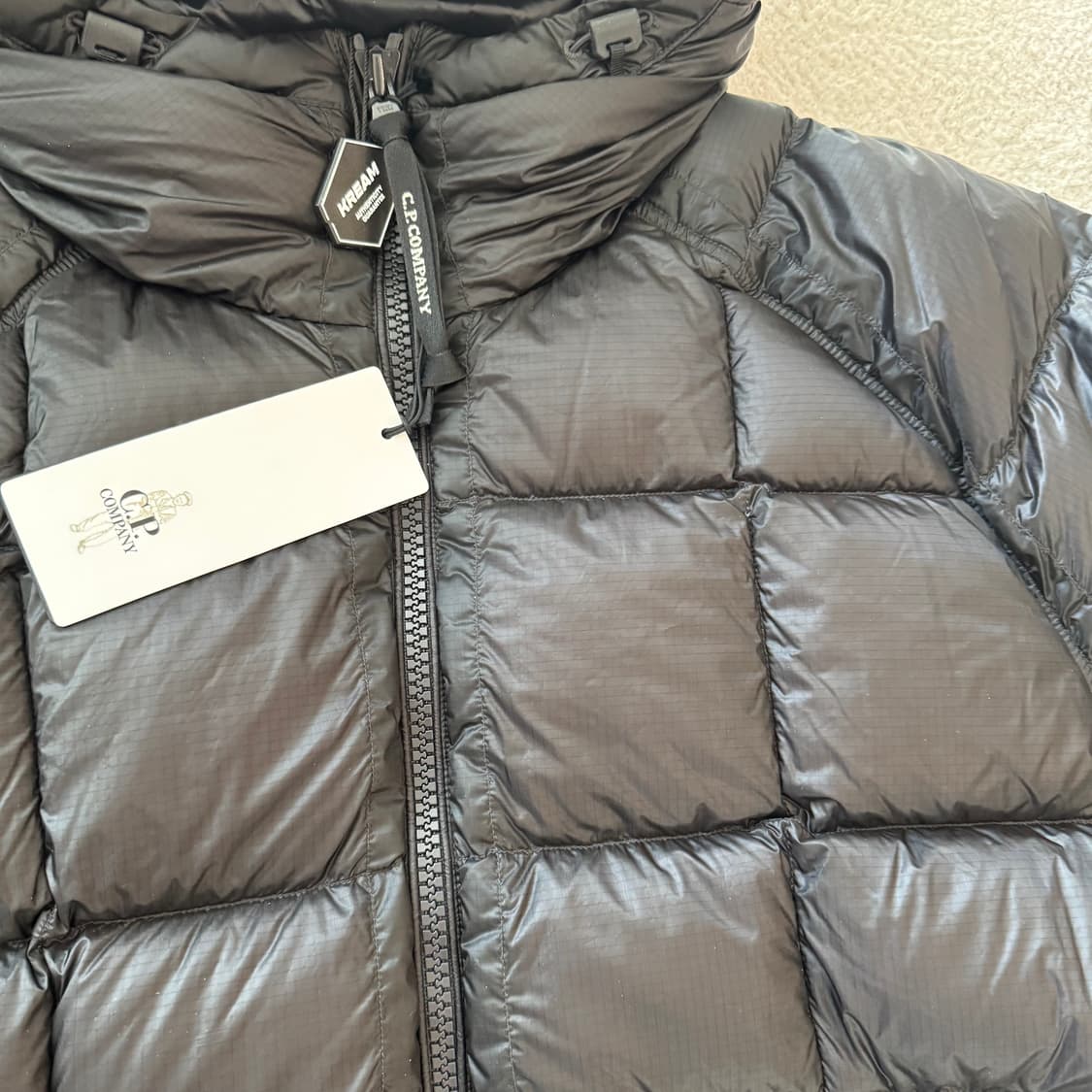 cp컴퍼니 dd쉘 패딩 블랙 25fw 새제품 판매 상품이미지4