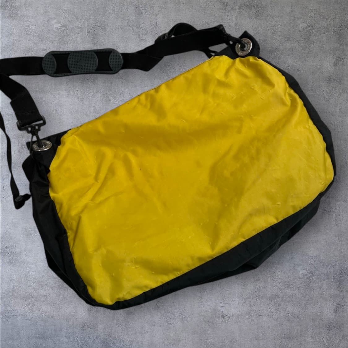 베네통 Benetton 90s 유나이티드 컬러스 멀티컬러 빅 메신저백 상품이미지4