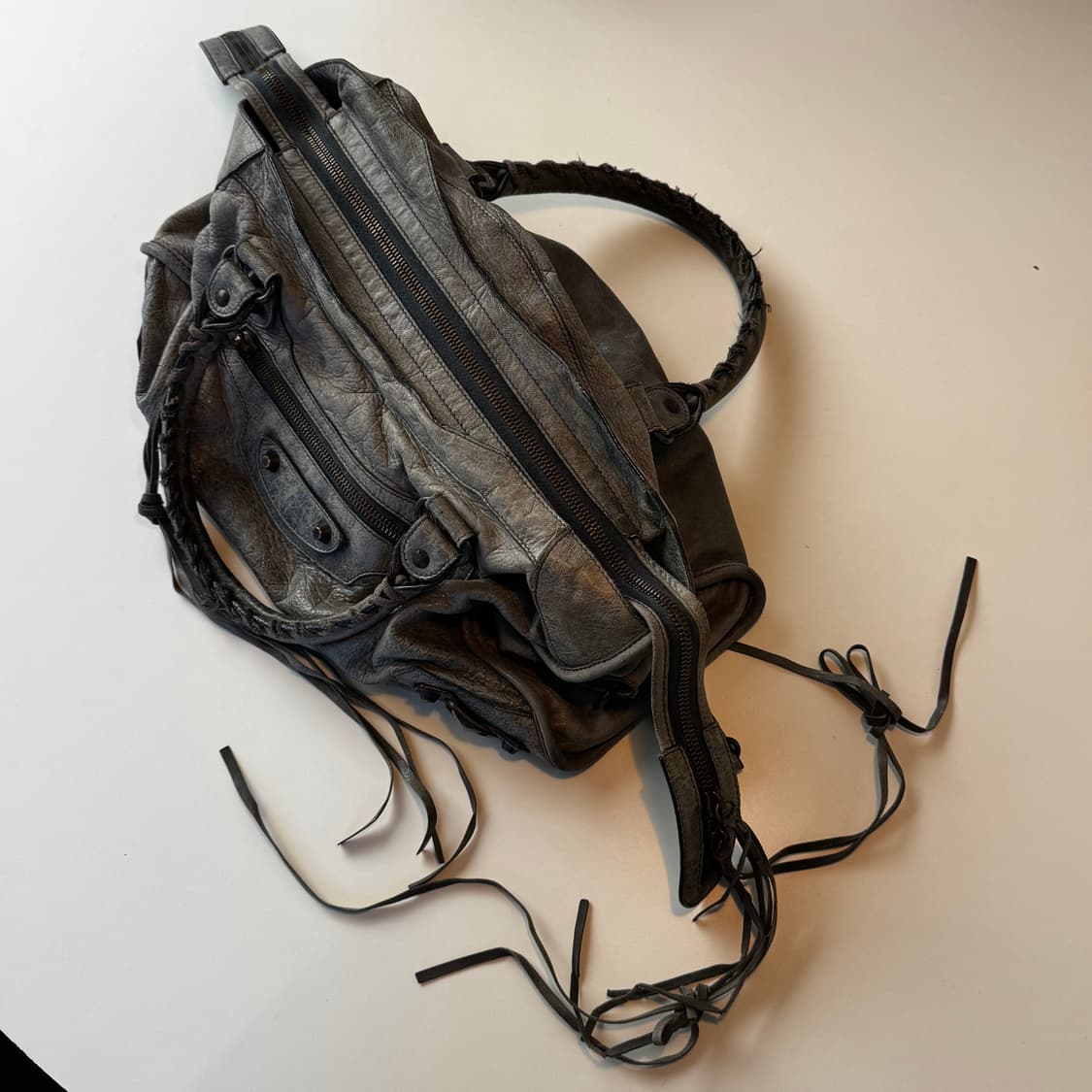 발렌시아가 모터백 미듐 시티 그레이 상품이미지5