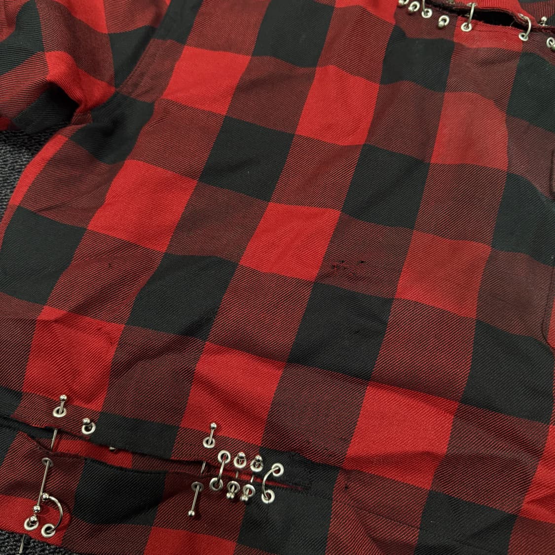 sacai 사카이 22ss 버팔로 체크 프린트 핀 디테일 탑 상품이미지7