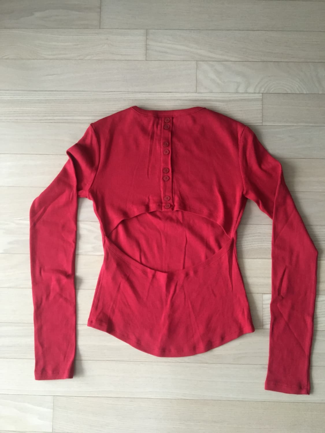 오데스 백버튼 티 레드 컬러 상품이미지4