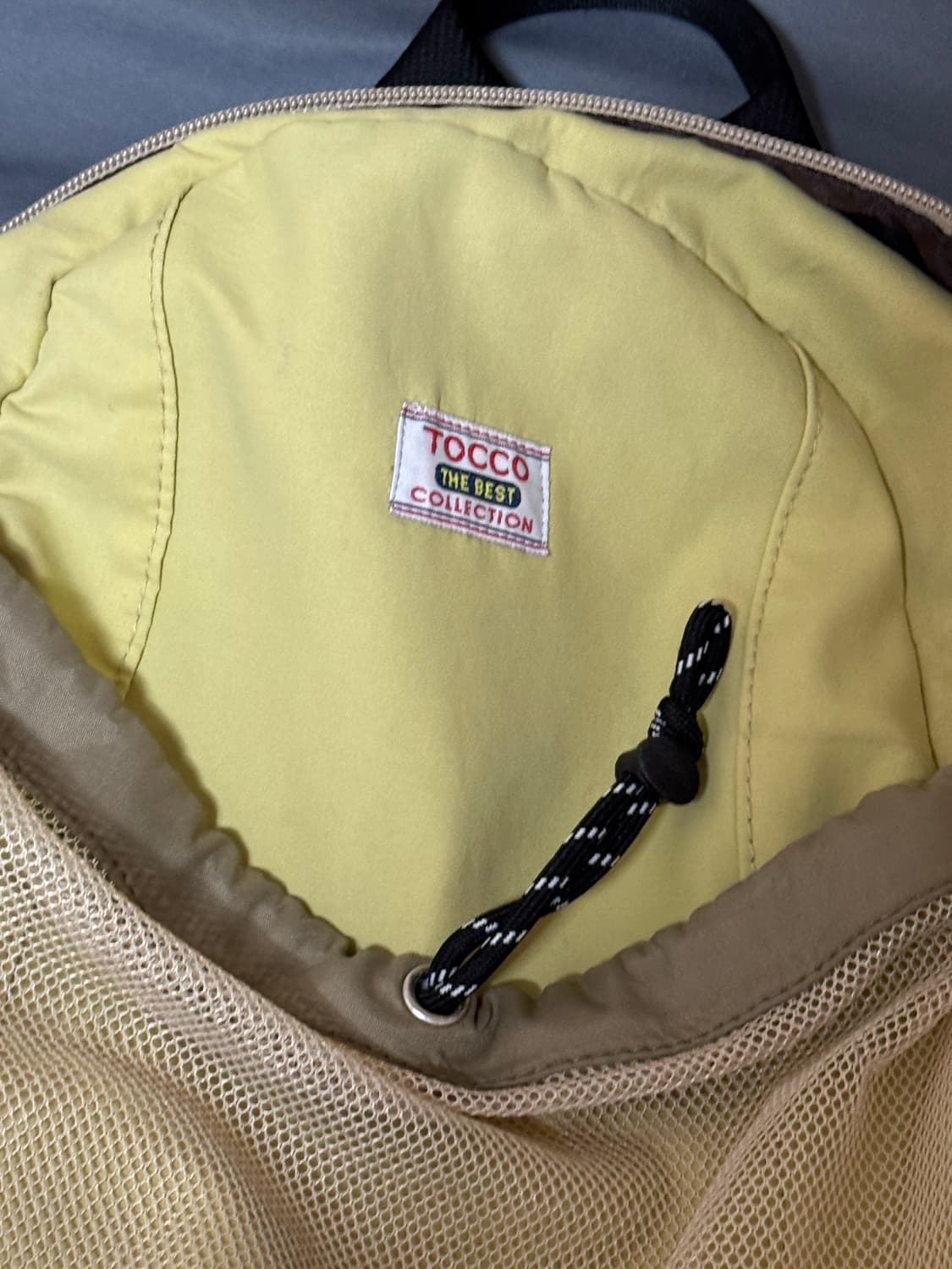 옐로우색상의 콤팩트 메쉬포켓 백팩 상품이미지2