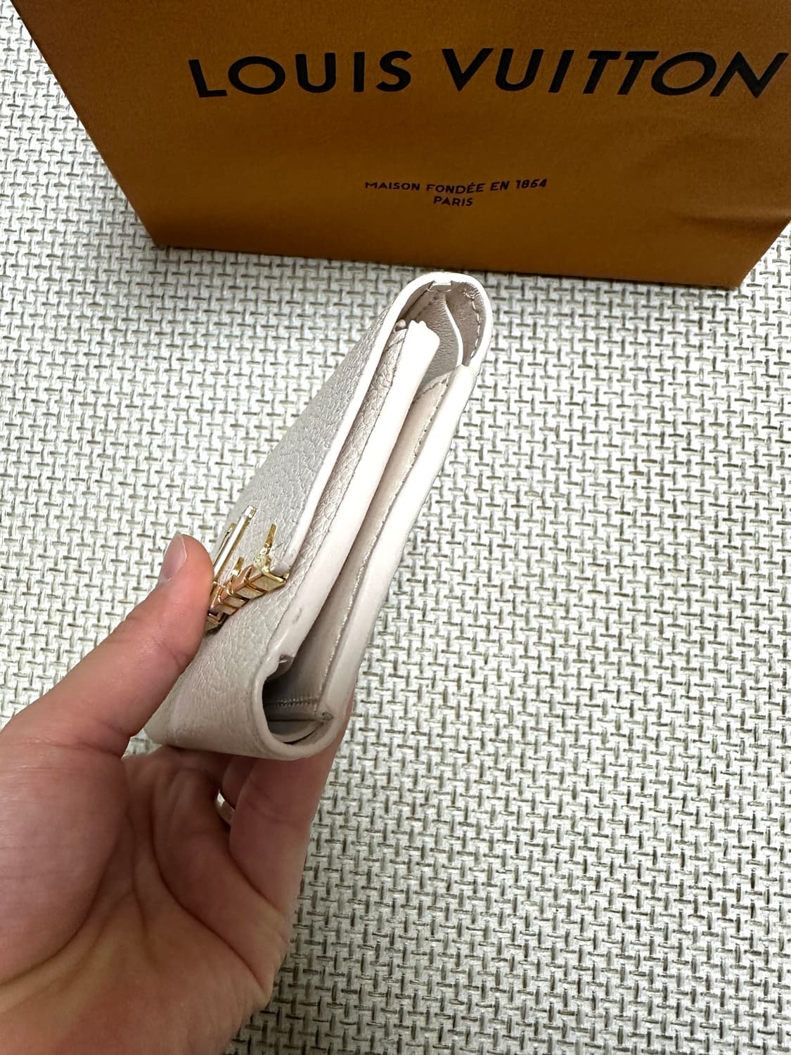 [OS/새상품급] 25ss 루이비통 토뤼옹 카퓌쉰 월릿 한정판 반지갑 상품이미지4