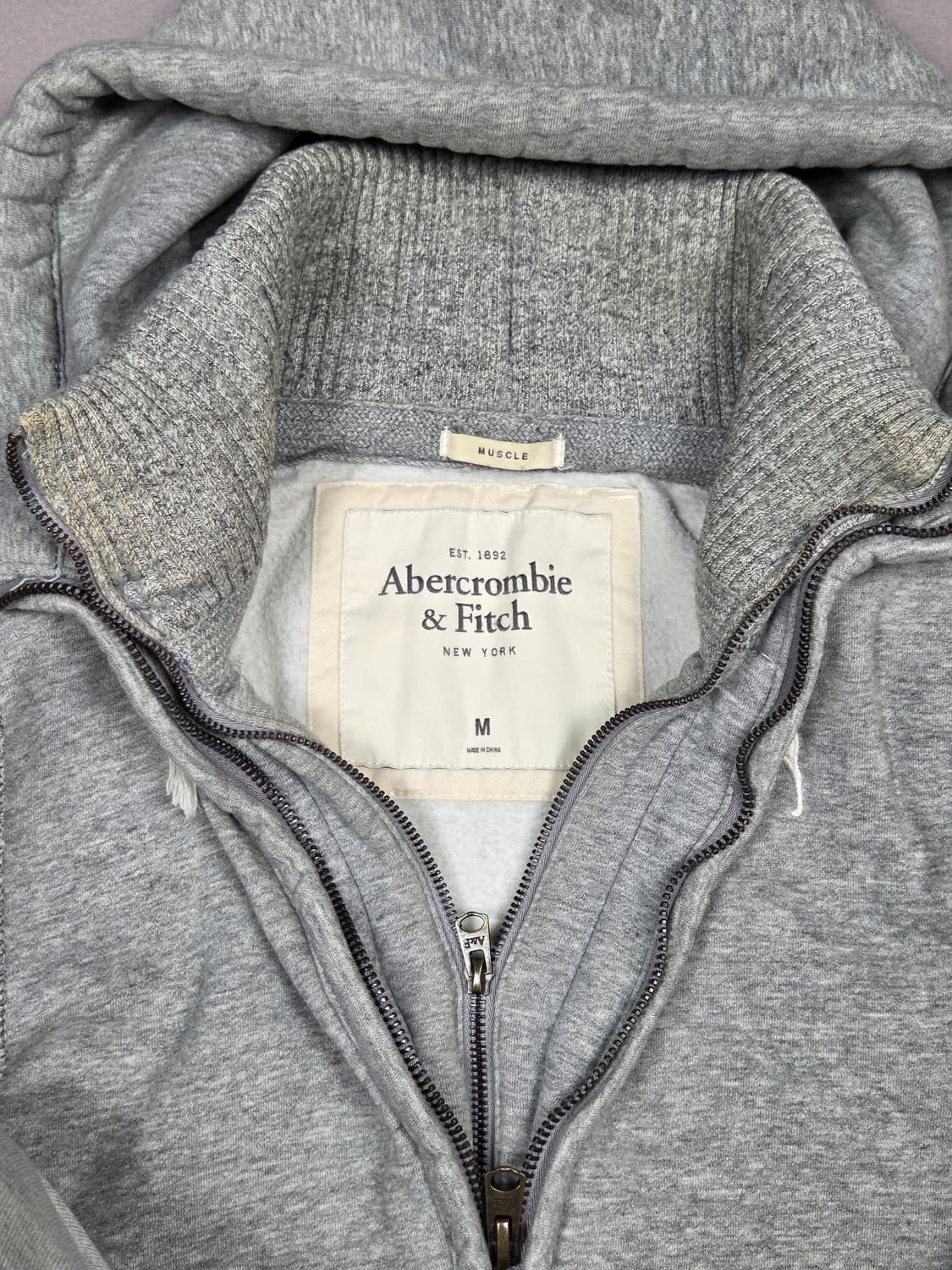 [아베크롬비] 시그니처 무스 로고 머슬핏 후드 집업 | A00161 상품이미지3