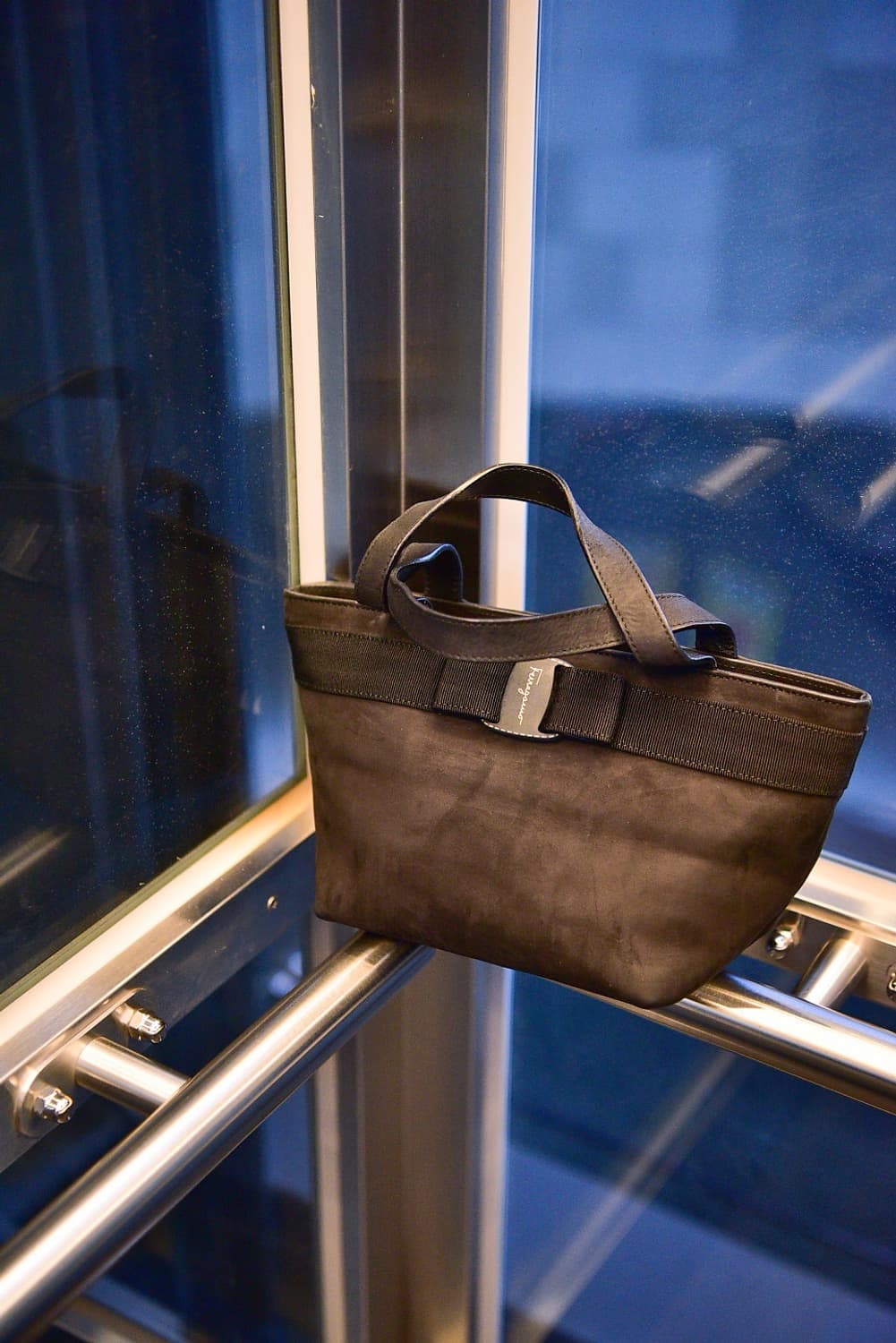 페라가모 스웨이드 바라 보우 탑핸들 토트백(정품) 상품이미지1