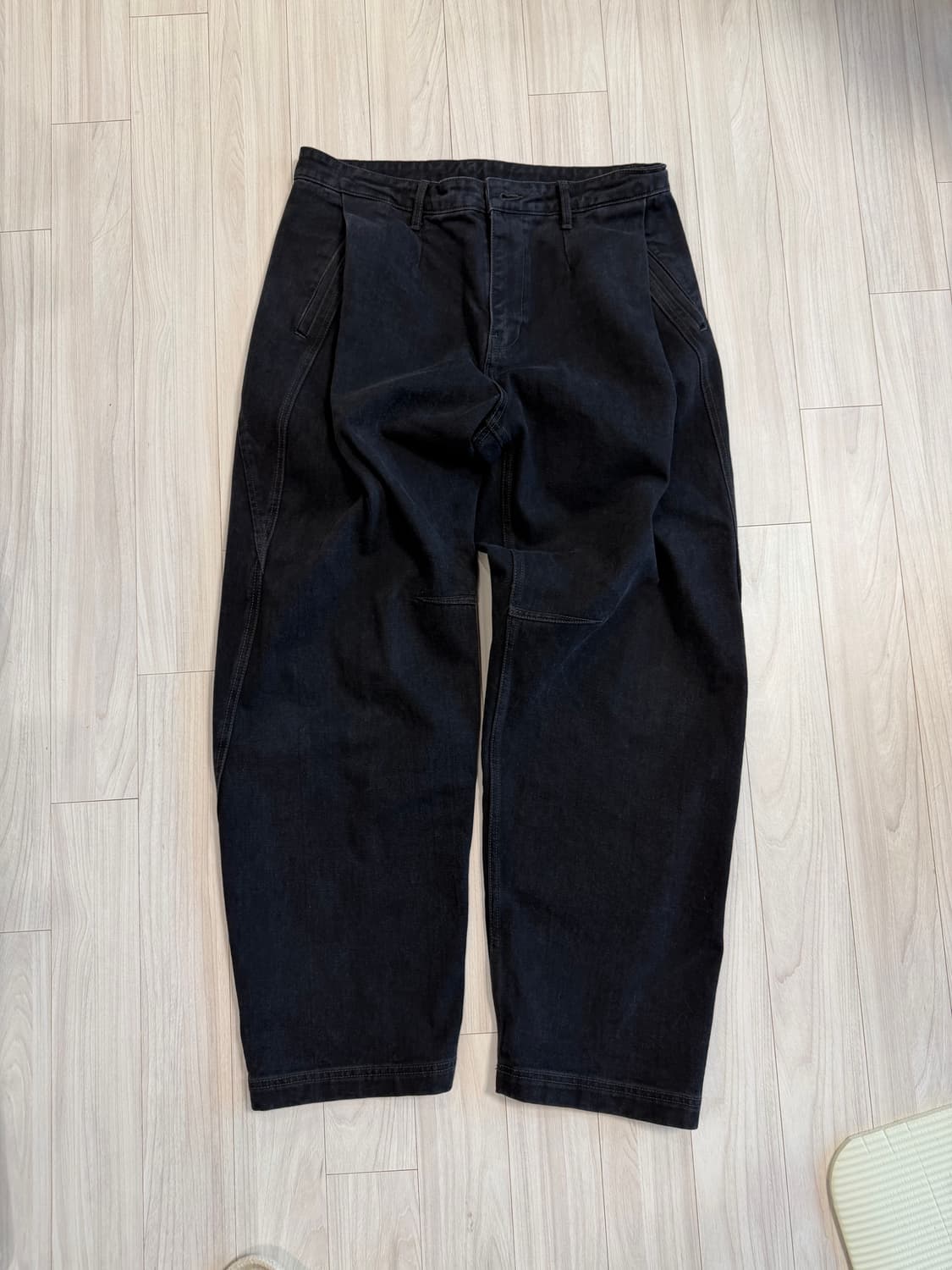 쿠어 딥 플리츠 커브드 데님 팬츠 블랙 L 상품이미지4