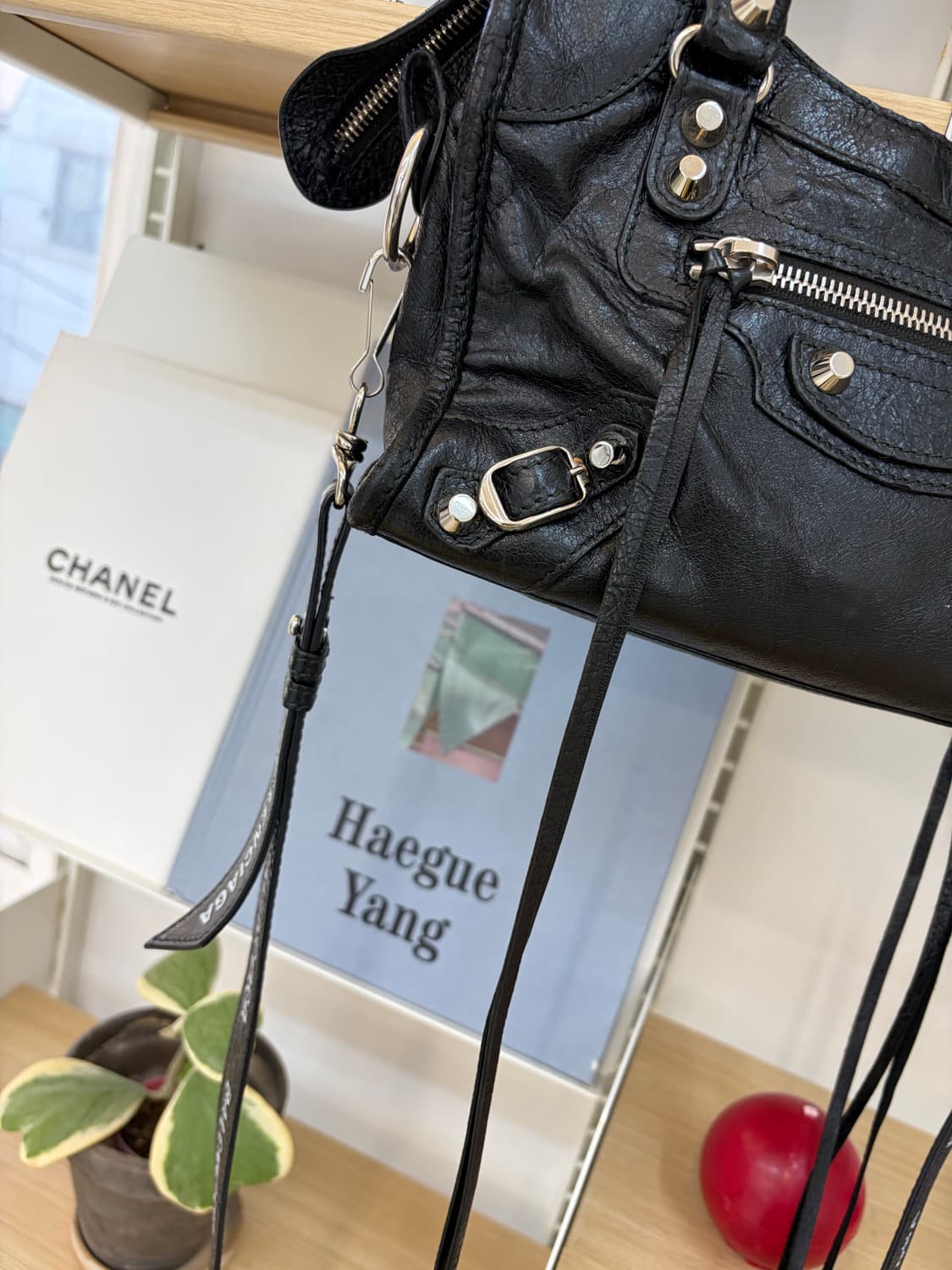 [A 정품] 발렌시아가 시티 모터백 미니 블랙 로고스트랩 상품이미지4