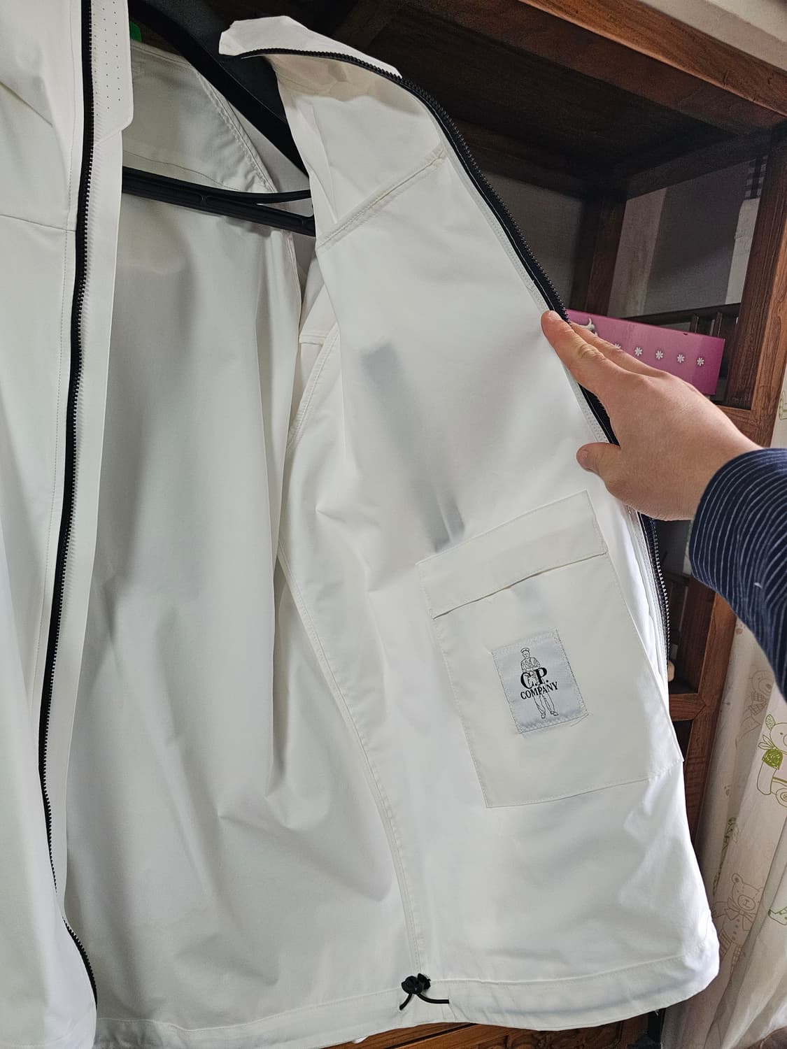 씨피에서 가장 인기 기본 모델 프로텍 CP컴퍼니 화이트 바람막이 팔아요 상품이미지5