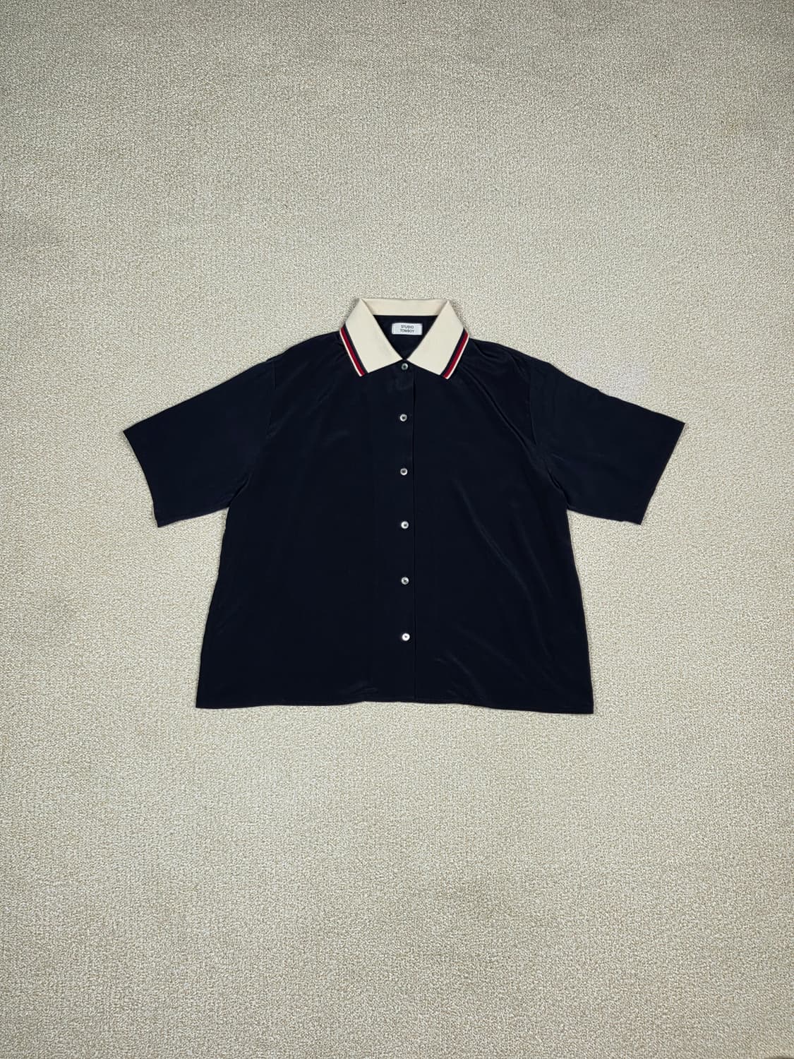 [스튜디오 톰보이] 배색 니트 카라 반팔 셔츠 | S00035 상품이미지1