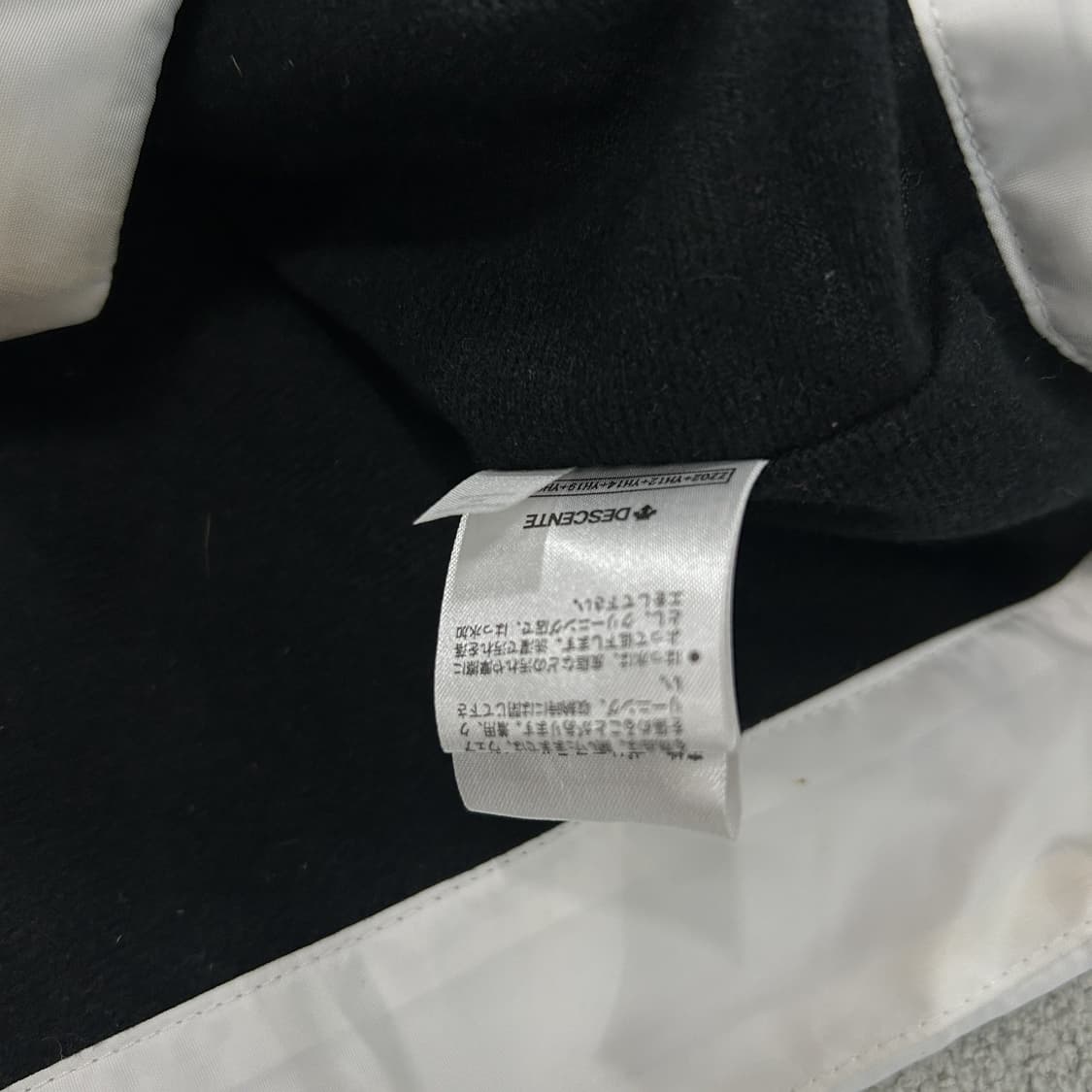 데상트 화이트/블랙 바람막이 자켓 L 상품이미지3