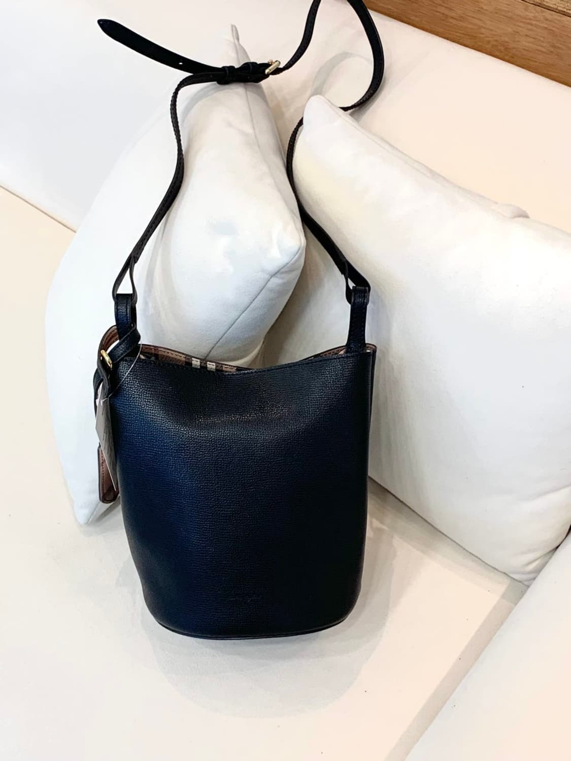 버버리 레더 버킷백 (정품) 상품이미지1