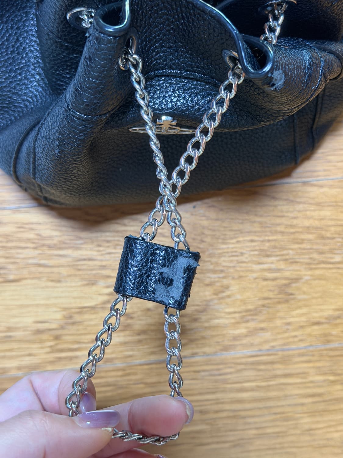 비비안웨스트우드 크리시 스몰 버킷백 블랙 상품이미지5