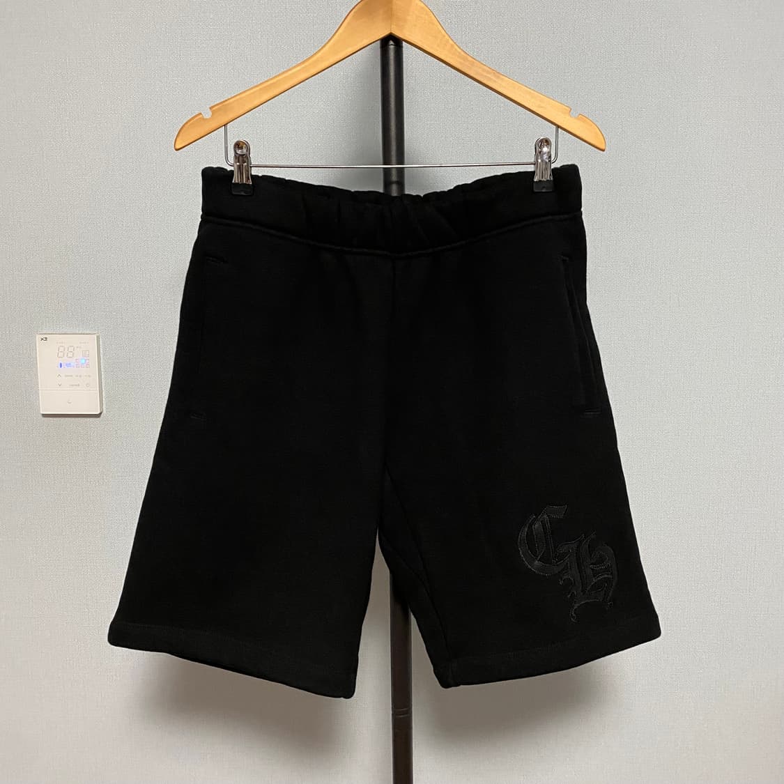 [M] 크롬하츠 CH 로고 자수 스웨트 쇼츠 팬츠 반바지 블랙 상품이미지1