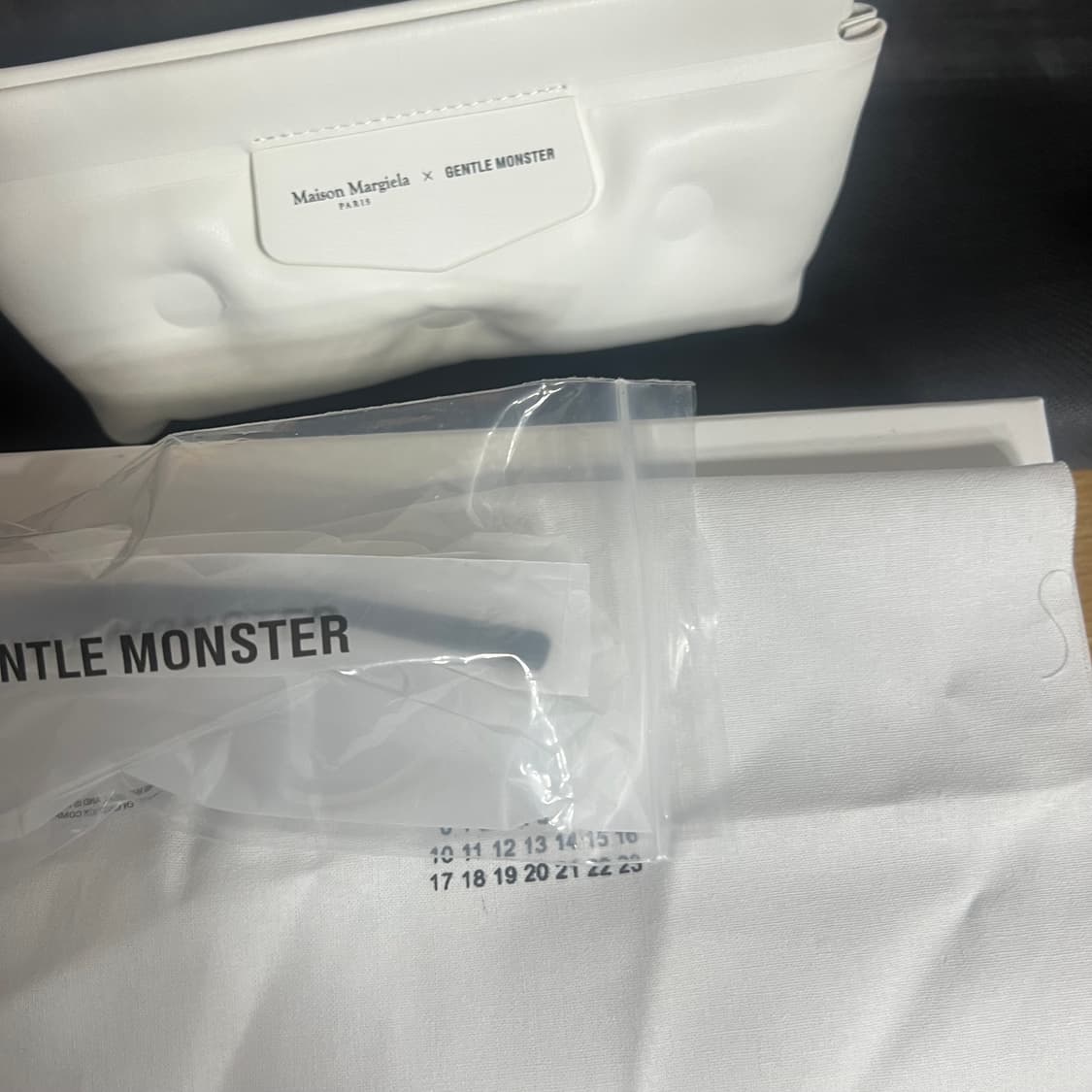젠틀 몬스터 x 메종 마르지엘라 MM009 클리어 블랙 그라디언트 상품이미지9