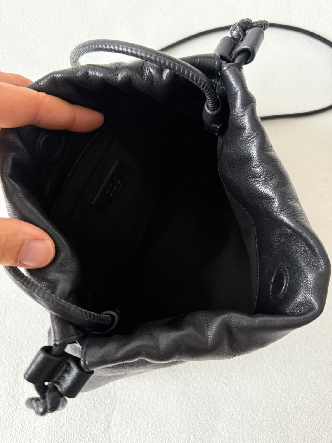 코스(COS) 레더 복조리백 상품이미지6